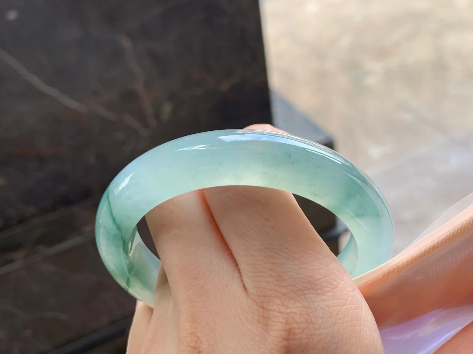 冰种飘花手镯
种好56.3/12.2/9.5mm