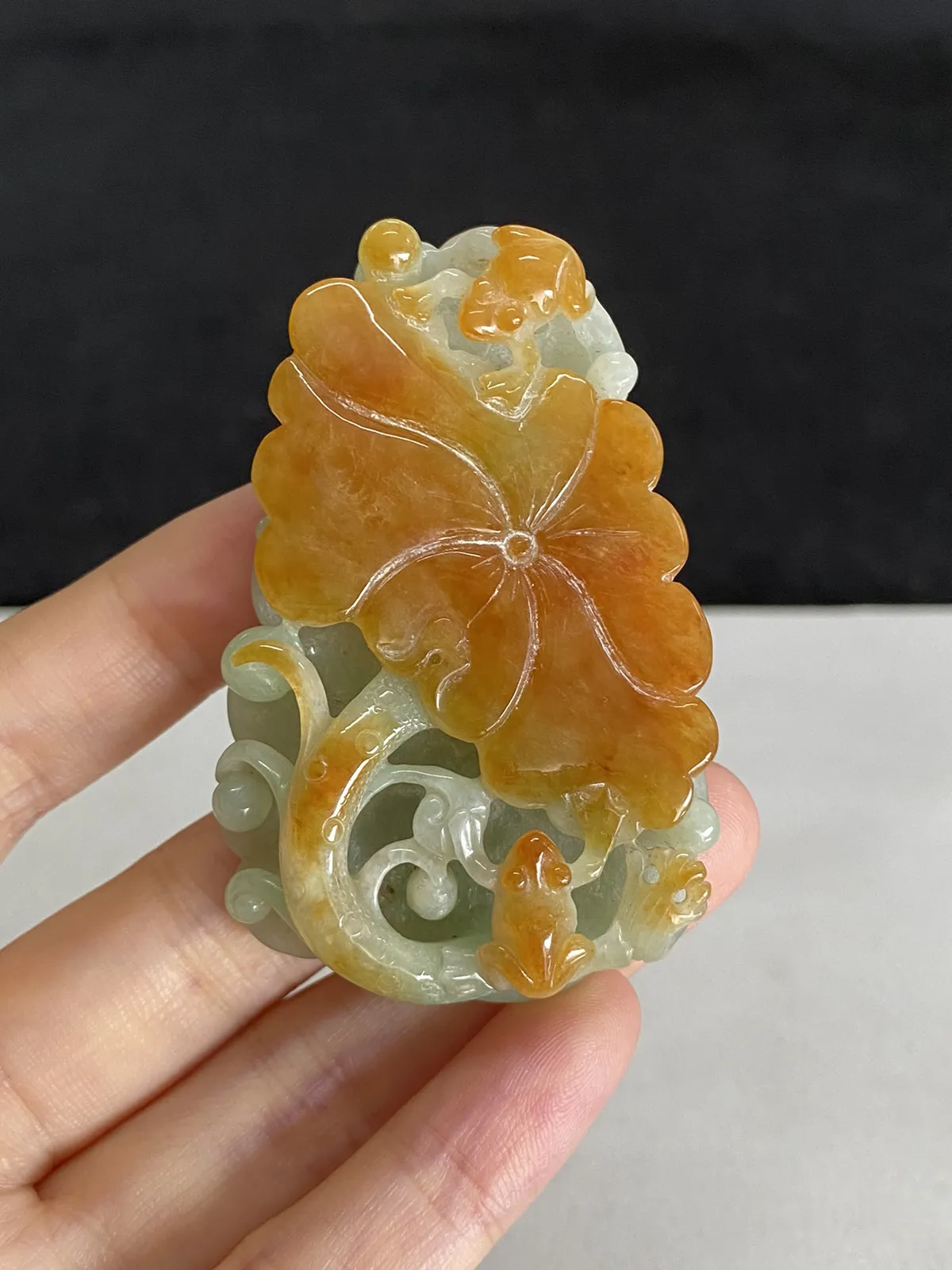 翡翠糯化种黄色吊坠