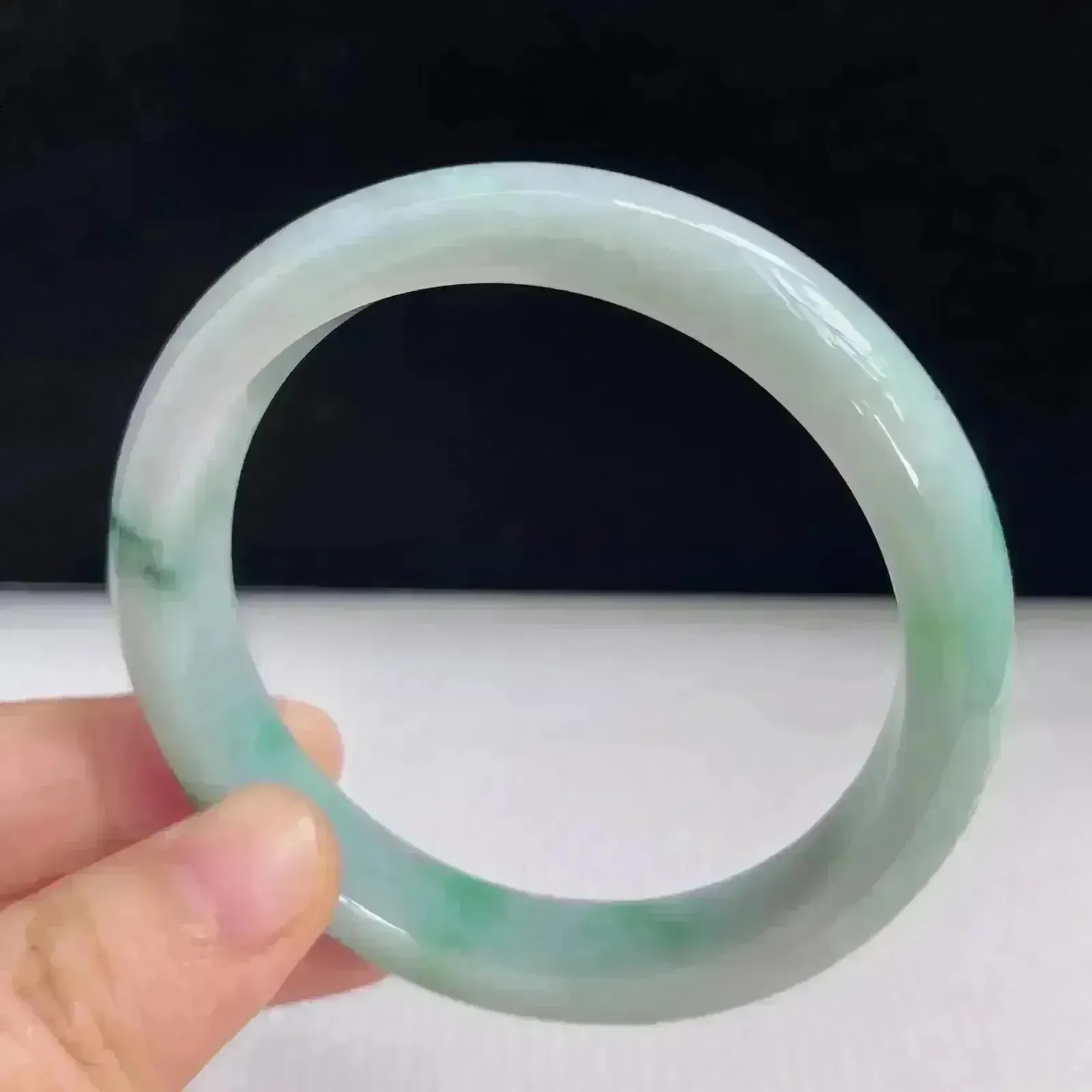 55mm自然光拍摄天然翡翠A货飘绿好种水正圈手镯 43.34克