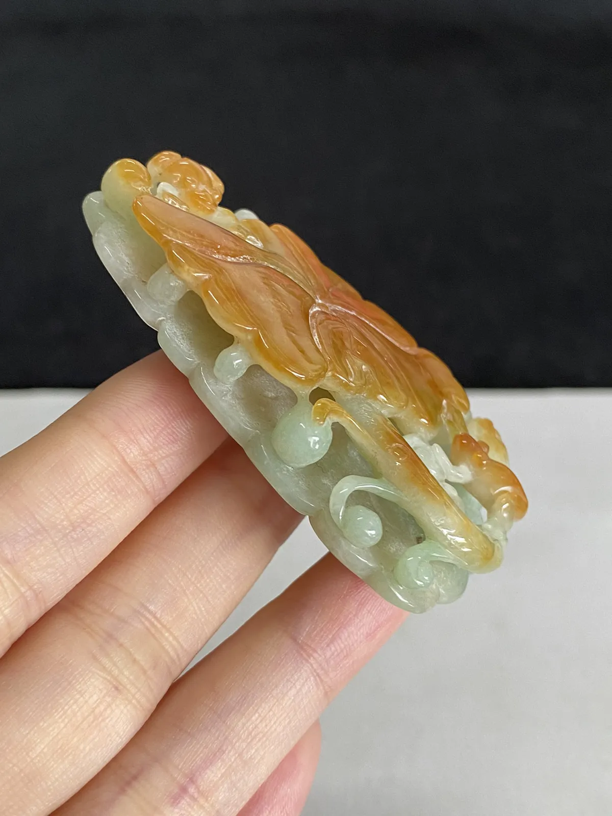 翡翠糯化种黄色吊坠