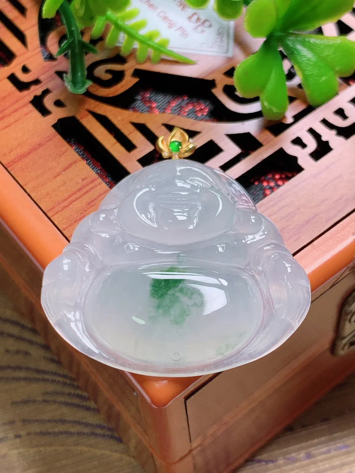 精品推荐，缅甸天然A货翡翠，18K金扣镶嵌冰种飘花佛公吊坠，种水好，颜色鲜艳，玉质水润细腻，工艺精湛