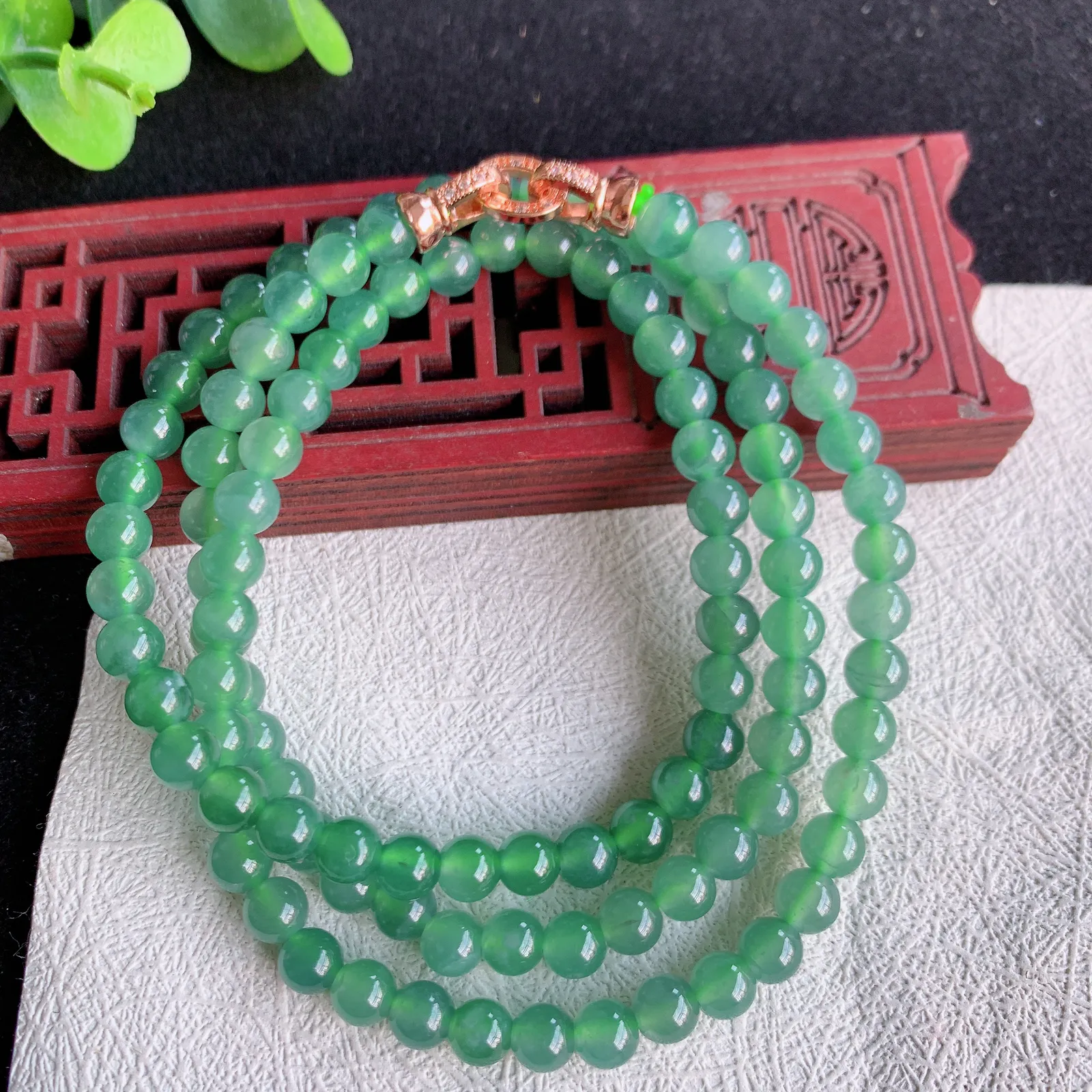 冰胶圆珠翡翠圆珠项链，珠圆玉润，玉质细腻，佩戴效果优雅迷人！＃2507000258取一尺寸5.8mm