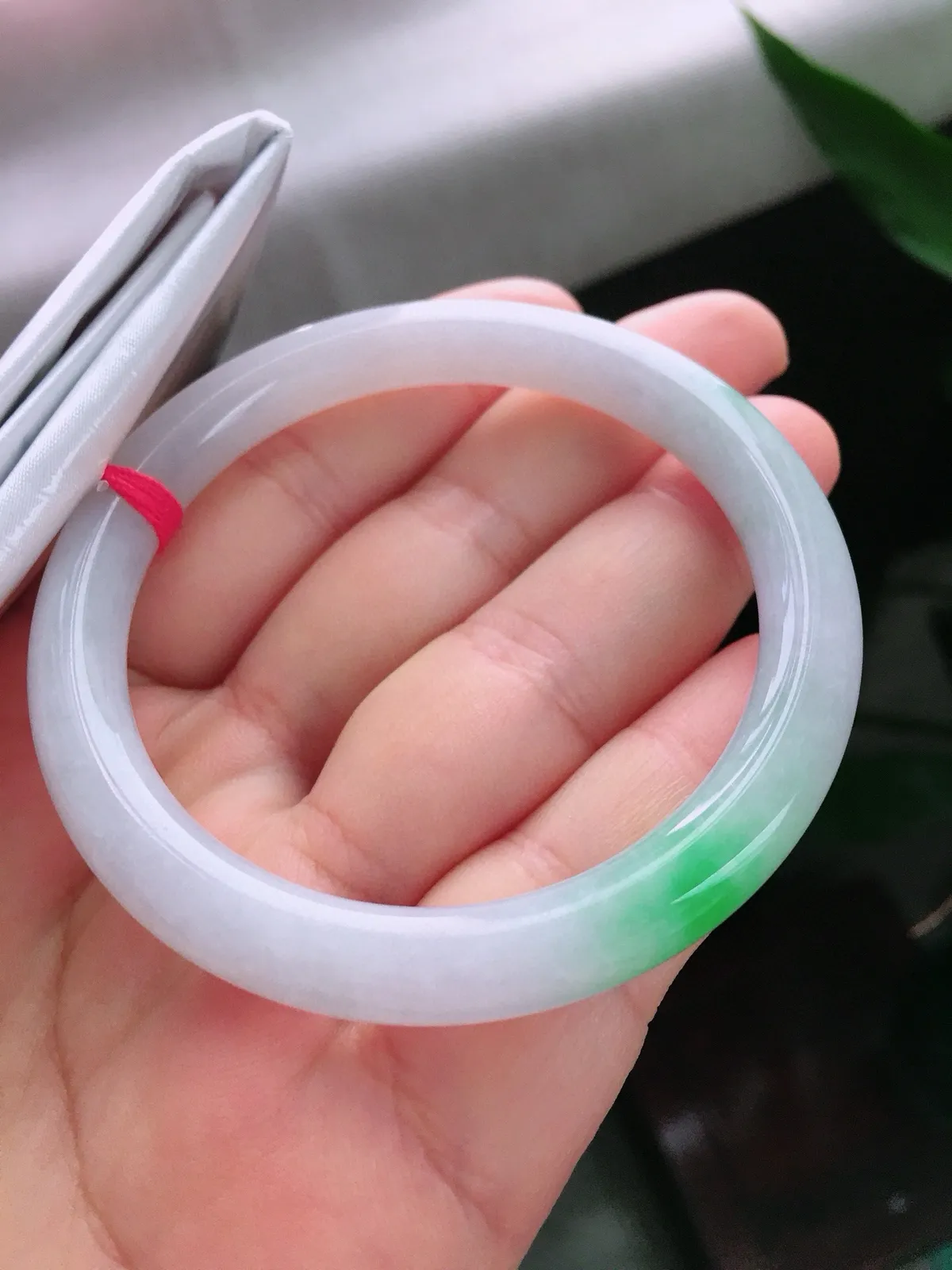 圈口56，圆条手镯，飘色花，玉质水润细腻，尺寸56-8.2-8.1mm