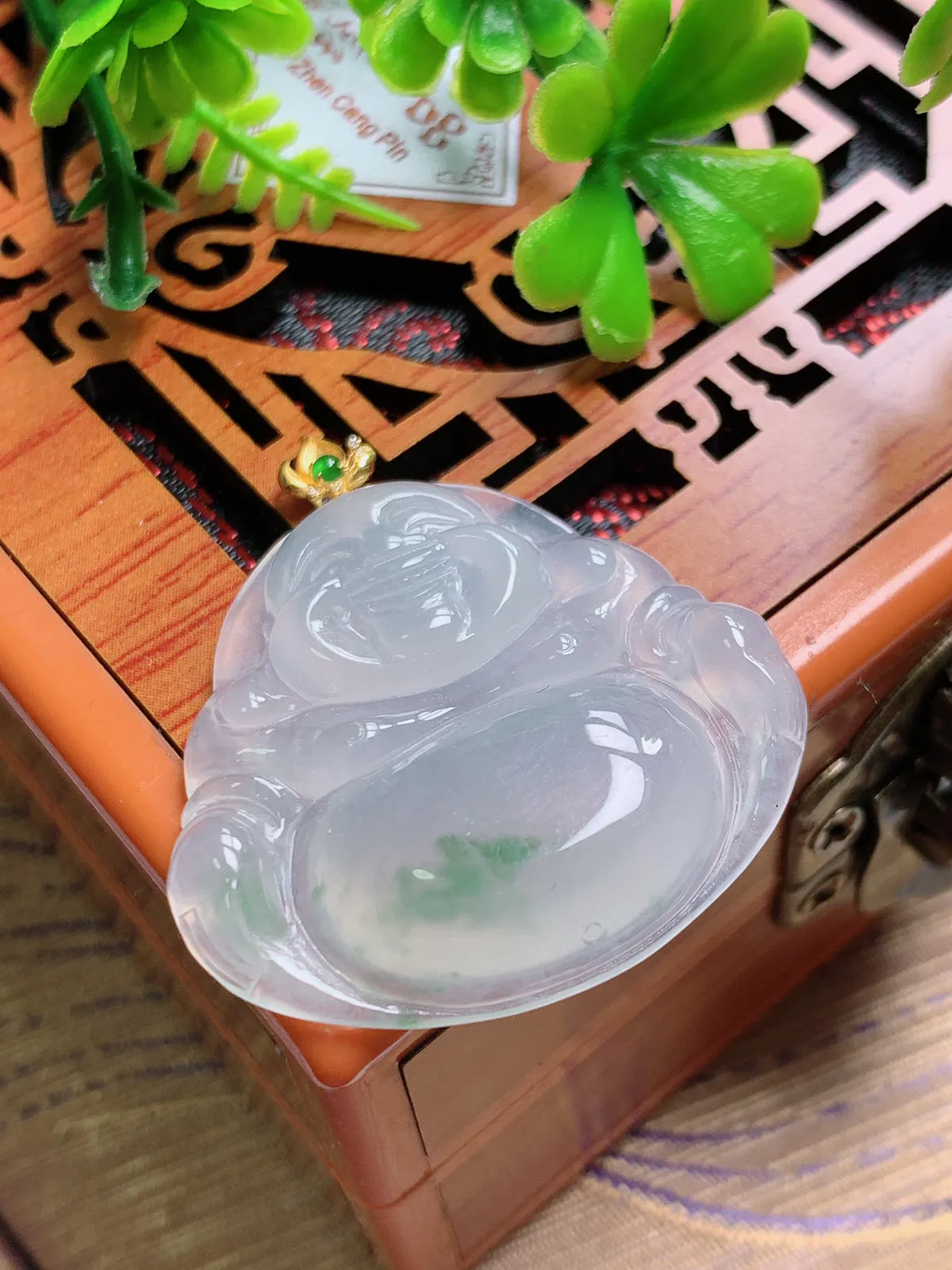 精品推荐，缅甸天然A货翡翠，18K金扣镶嵌冰种飘花佛公吊坠，种水好，颜色鲜艳，玉质水润细腻，工艺精湛