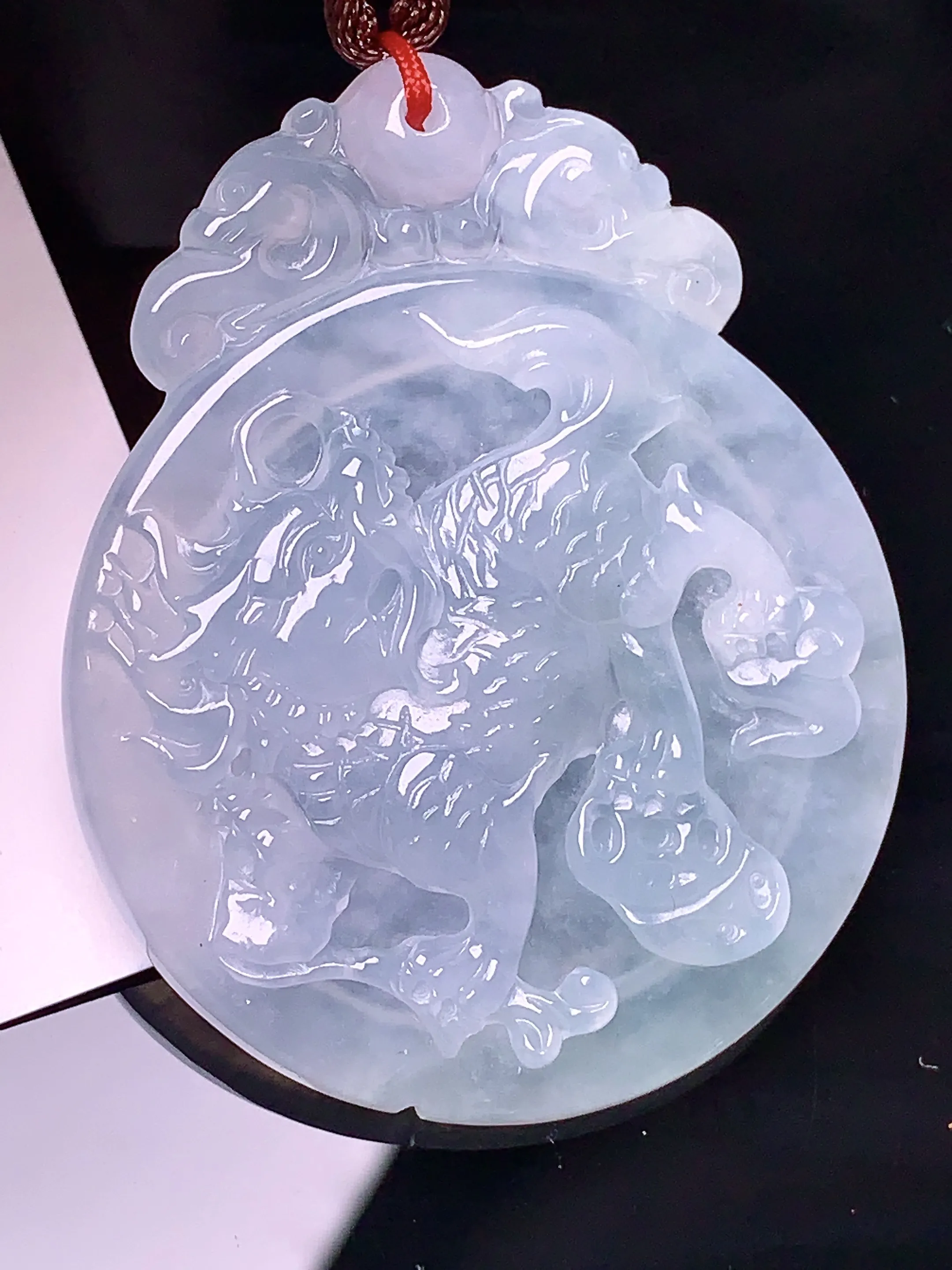 冰种麒麟牌吊坠 玉质细腻 色泽艳丽 整体尺寸49.7*40*5.6