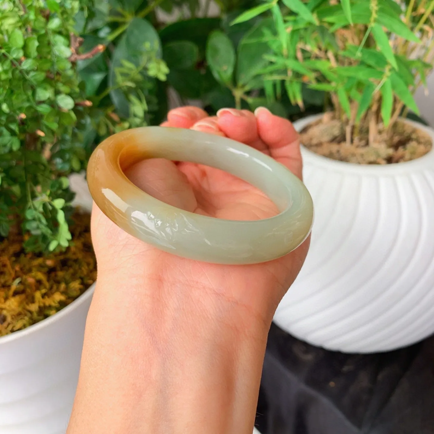 和田玉54圈口且末糖料手镯！圈口54宽12.5重54.8克，玉质细腻油润 底色纯净 无裂无杂 脂粉好