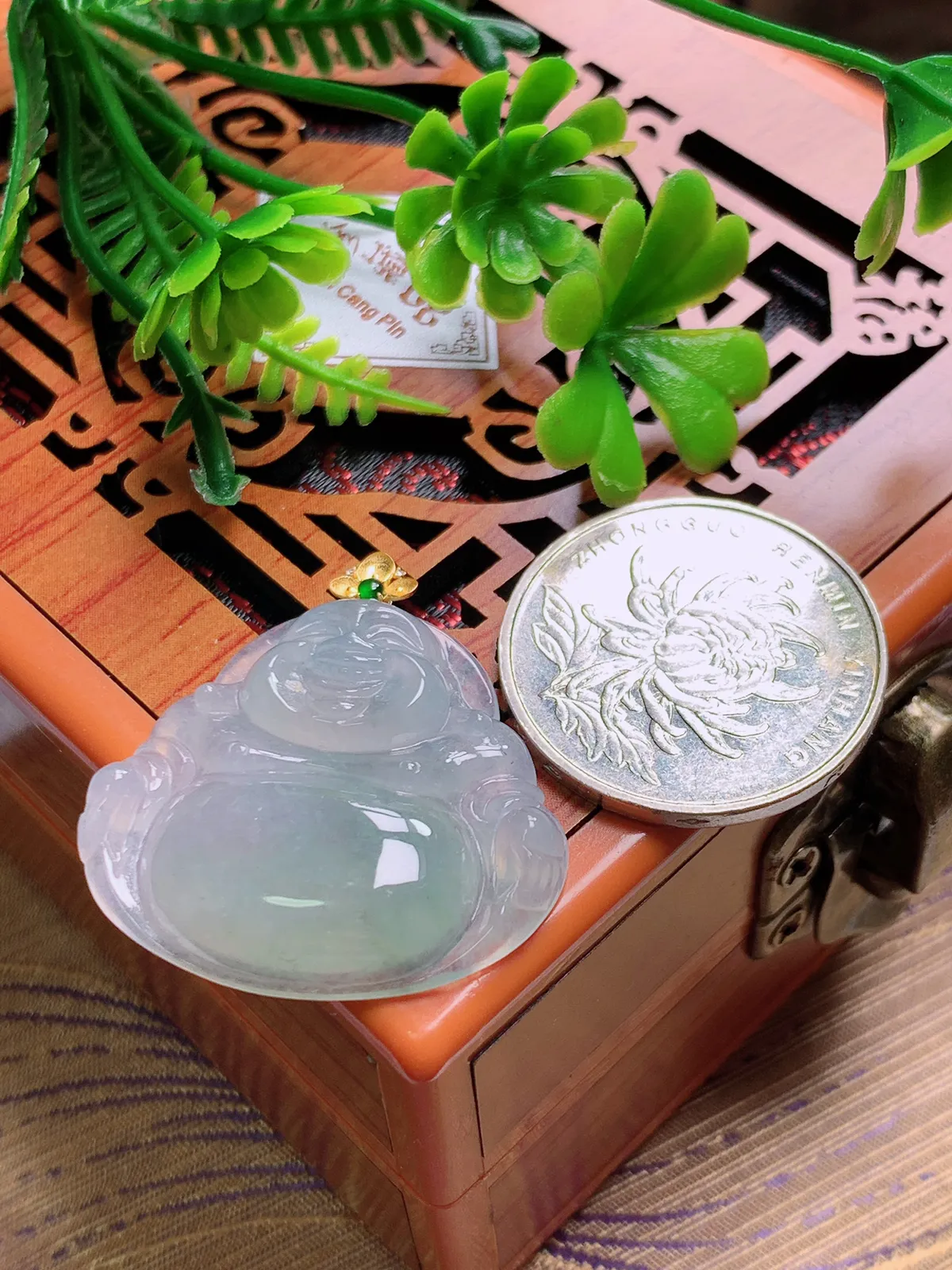 精品推荐，缅甸天然A货翡翠，18K金扣镶嵌冰种晴绿佛公吊坠，种水好，颜色鲜艳，玉质水润细腻，工艺精湛，佩戴效果更佳。