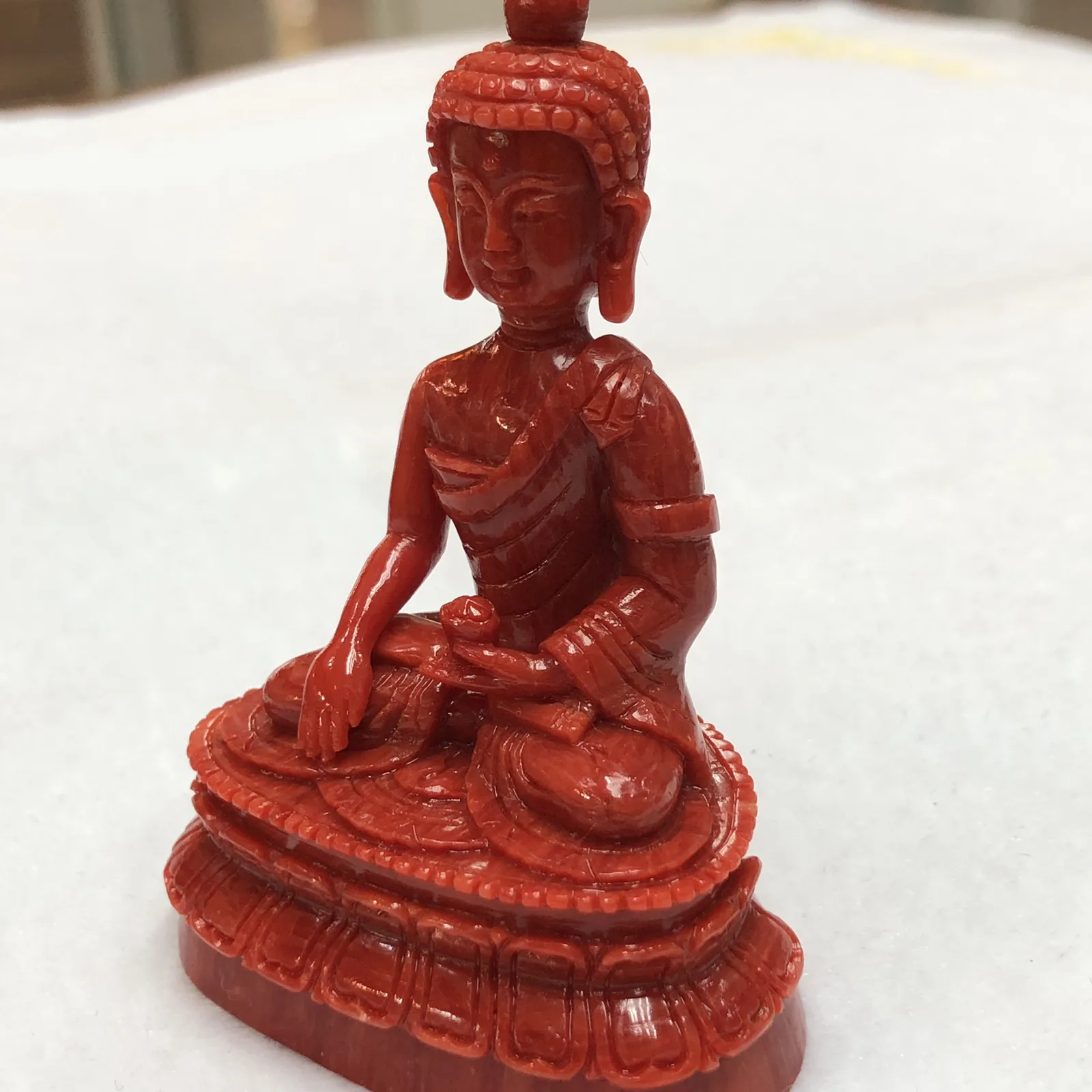 【天然红珊瑚拼接释迦牟尼小摆件】意大利产地，沙丁珊瑚料，深红颜色，釆用台湾拼接手工工艺，精雕细镂，底部有开孔可藏经文，手工工序复杂，高约79.6mm，宽约52mm，厚34.5mm，重量65.93克。可手持红珊瑚沙丁大枝拼接释迦牟尼！收藏供奉价值高！