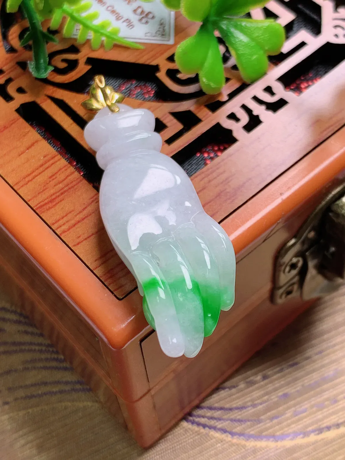 精品推荐，缅甸天然A货翡翠，18K金扣镶嵌飘阳绿掌上明珠佛手吊坠，种水好，颜色鲜艳，玉质水润细腻，工艺精湛，佩戴效果更佳。