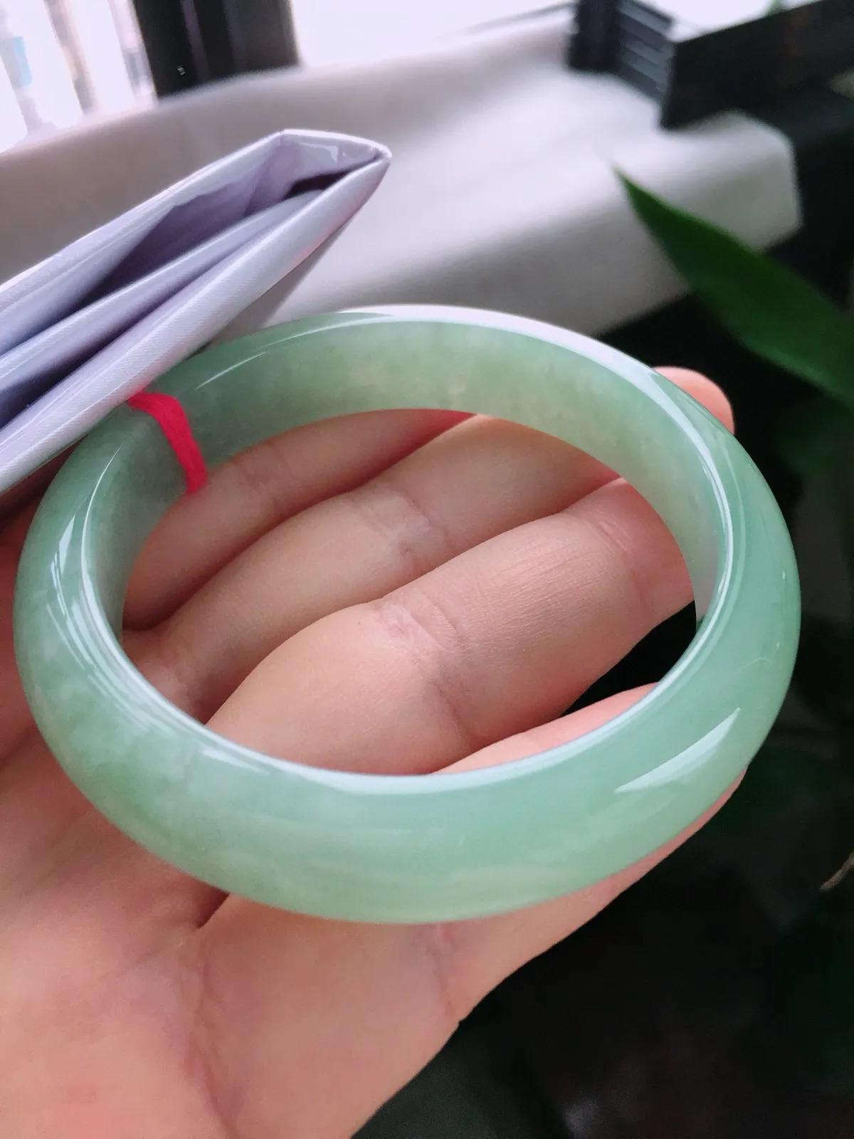 圈口56，正圈手镯，绿底，玉质冰润，尺寸56-12.7-8.1mm