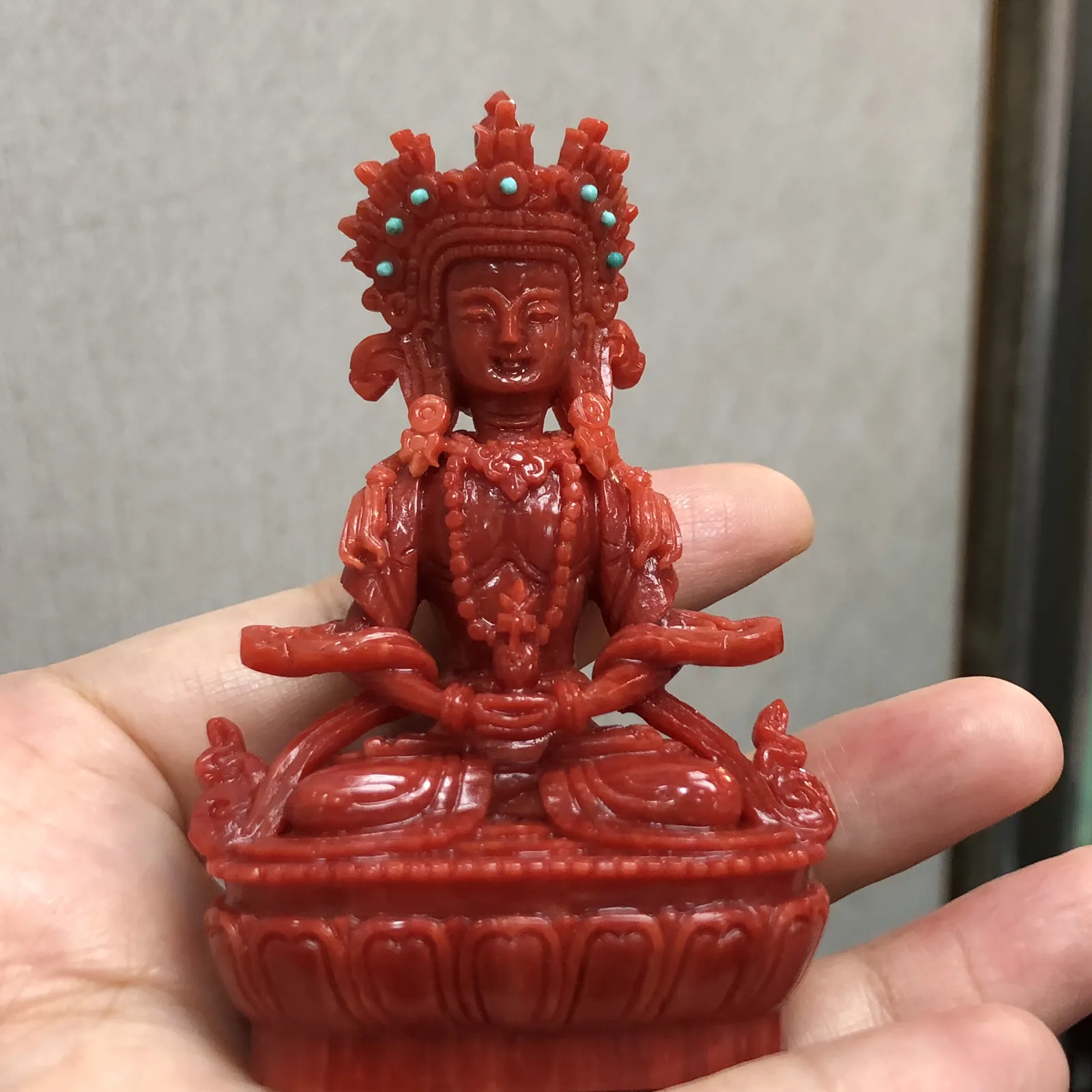 【红珊瑚长寿佛小摆件】可用作手持供奉，家庭供奉，工艺制作复杂精良，材料为意大利深红沙丁料，台湾拼接工艺，细节处理精细，佛身肌肤红色，盘发成髻戴五佛宝冠，上穿天衣，下著绸裙，神态庄严，双手结禅定印于膝上，托长寿宝瓶，双足以金刚双跏趺安住于莲花月轮上。底部开孔可藏经文！期待有缘人！佛高77毫米，宽47.6毫米，厚32毫米，重58.3克，珊瑚本为佛教珍宝，珊瑚佛更近佛缘，可加持！