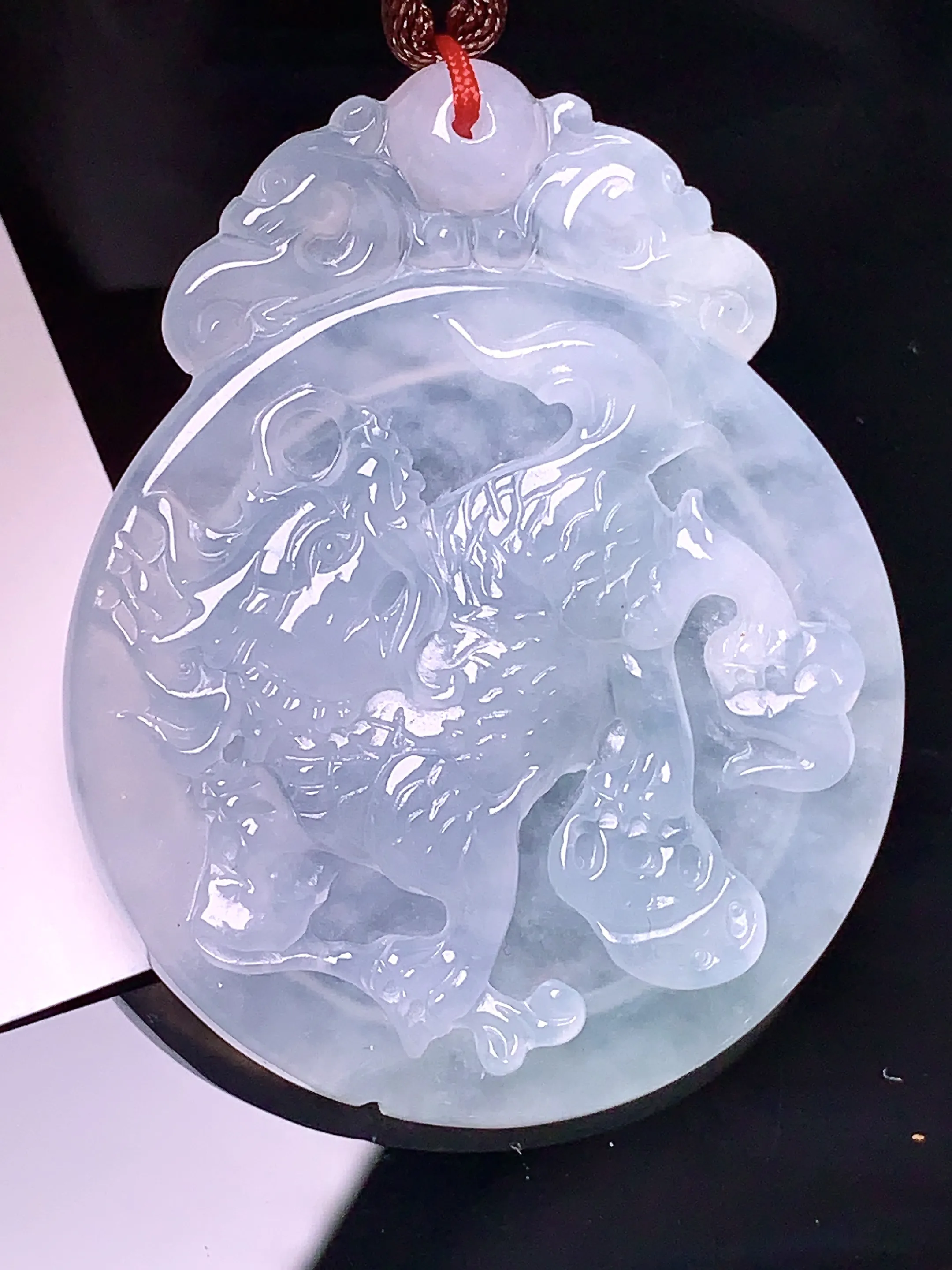 冰种麒麟牌吊坠 玉质细腻 色泽艳丽 整体尺寸49.7*40*5.6