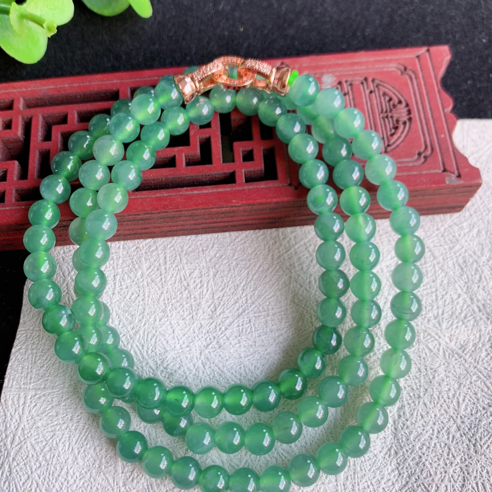 冰胶圆珠翡翠圆珠项链，珠圆玉润，玉质细腻，佩戴效果优雅迷人！＃2507000258取一尺寸5.8mm