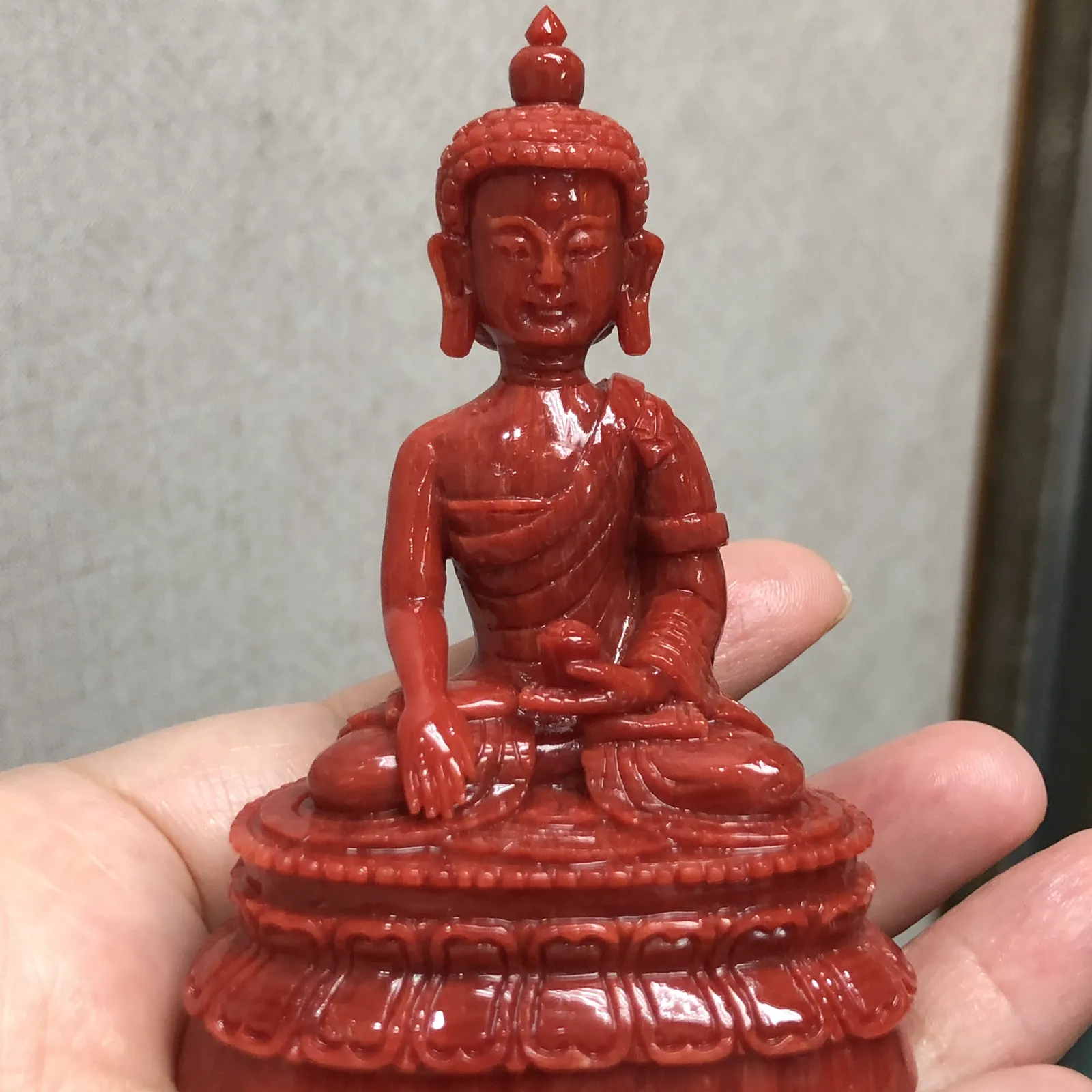 【天然红珊瑚拼接释迦牟尼小摆件】意大利产地，沙丁珊瑚料，深红颜色，釆用台湾拼接手工工艺，精雕细镂，底部有开孔可藏经文，手工工序复杂，高约79.6mm，宽约52mm，厚34.5mm，重量65.93克。可手持红珊瑚沙丁大枝拼接释迦牟尼！收藏供奉价值高！