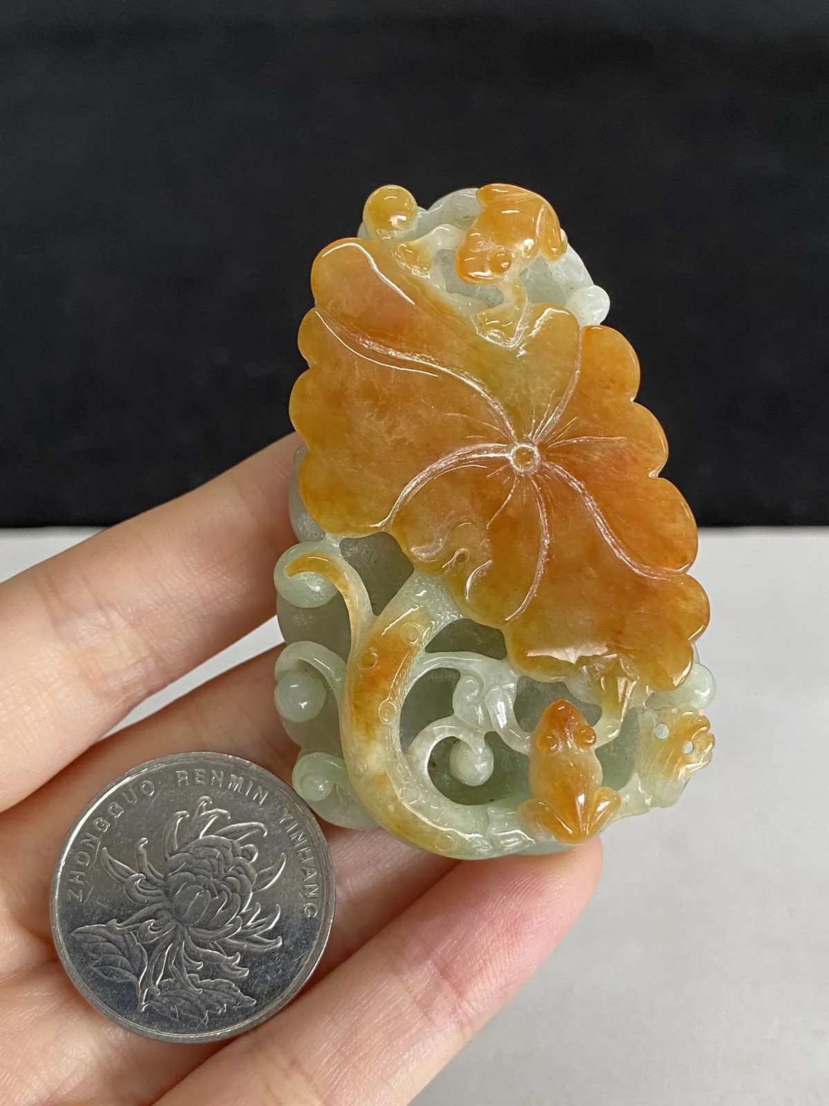 翡翠糯化种黄色吊坠