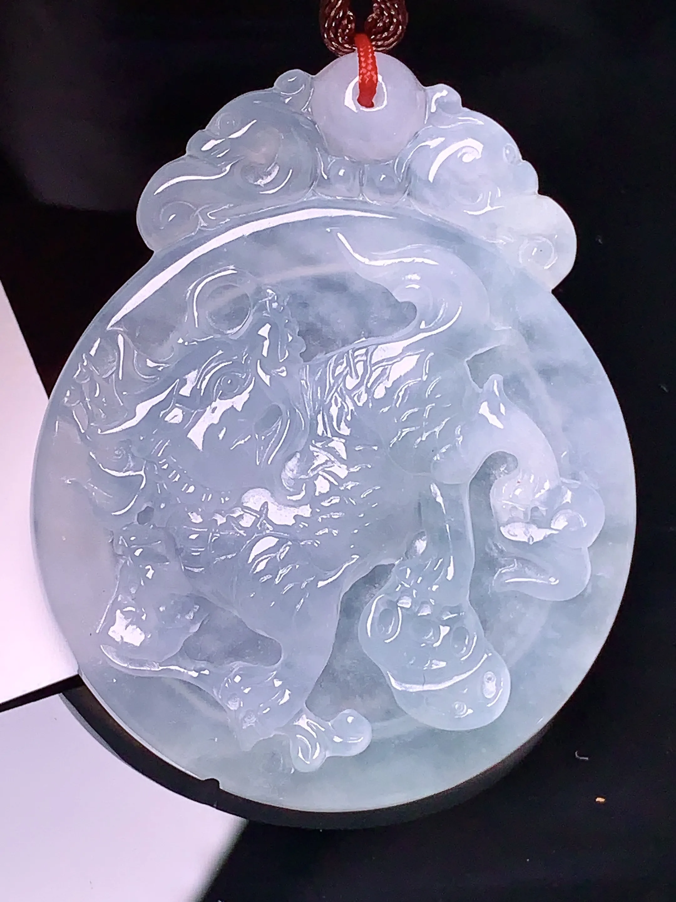 冰种麒麟牌吊坠 玉质细腻 色泽艳丽 整体尺寸49.7*40*5.6