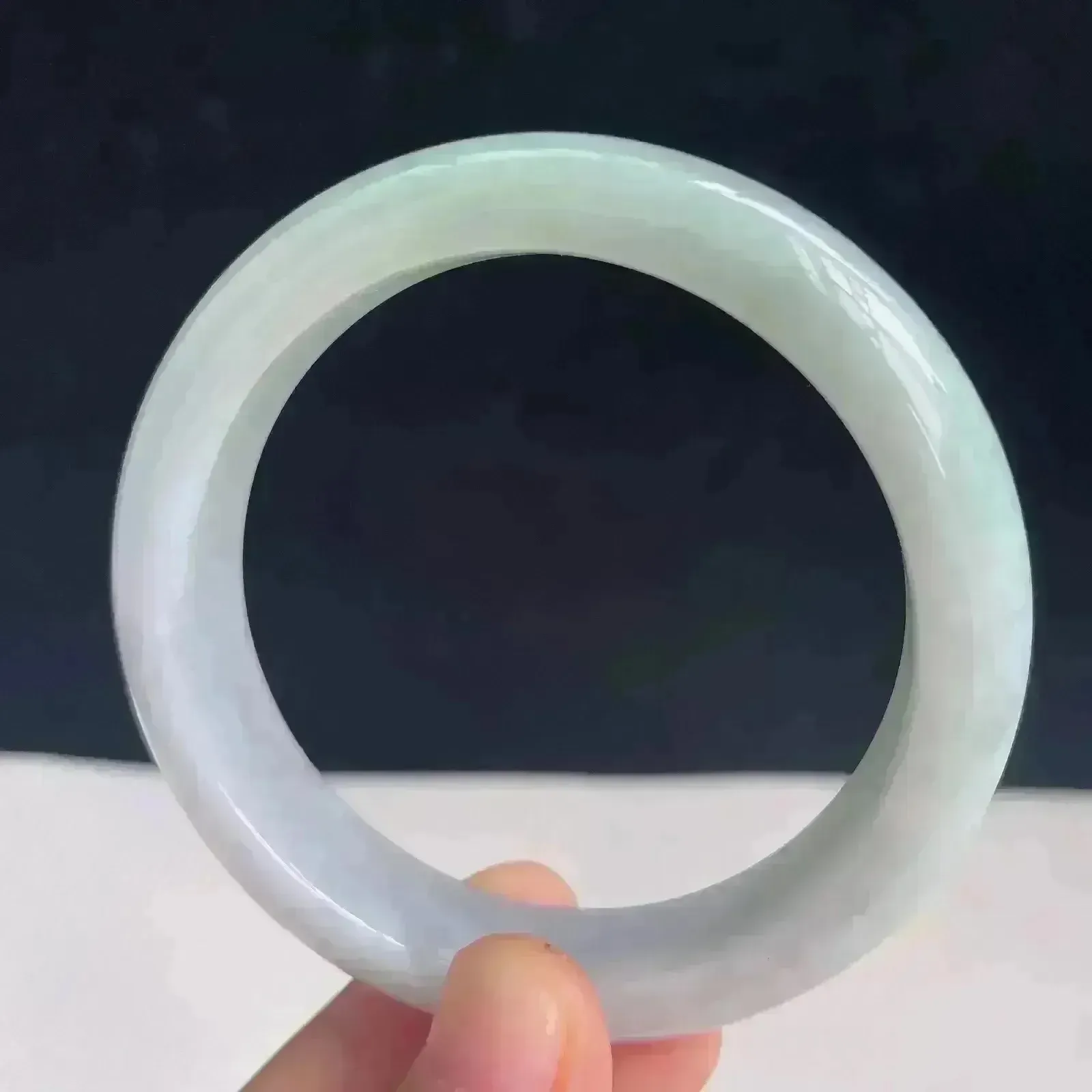 自然光拍摄54mm天然翡翠浅绿正圈手镯 52.32克