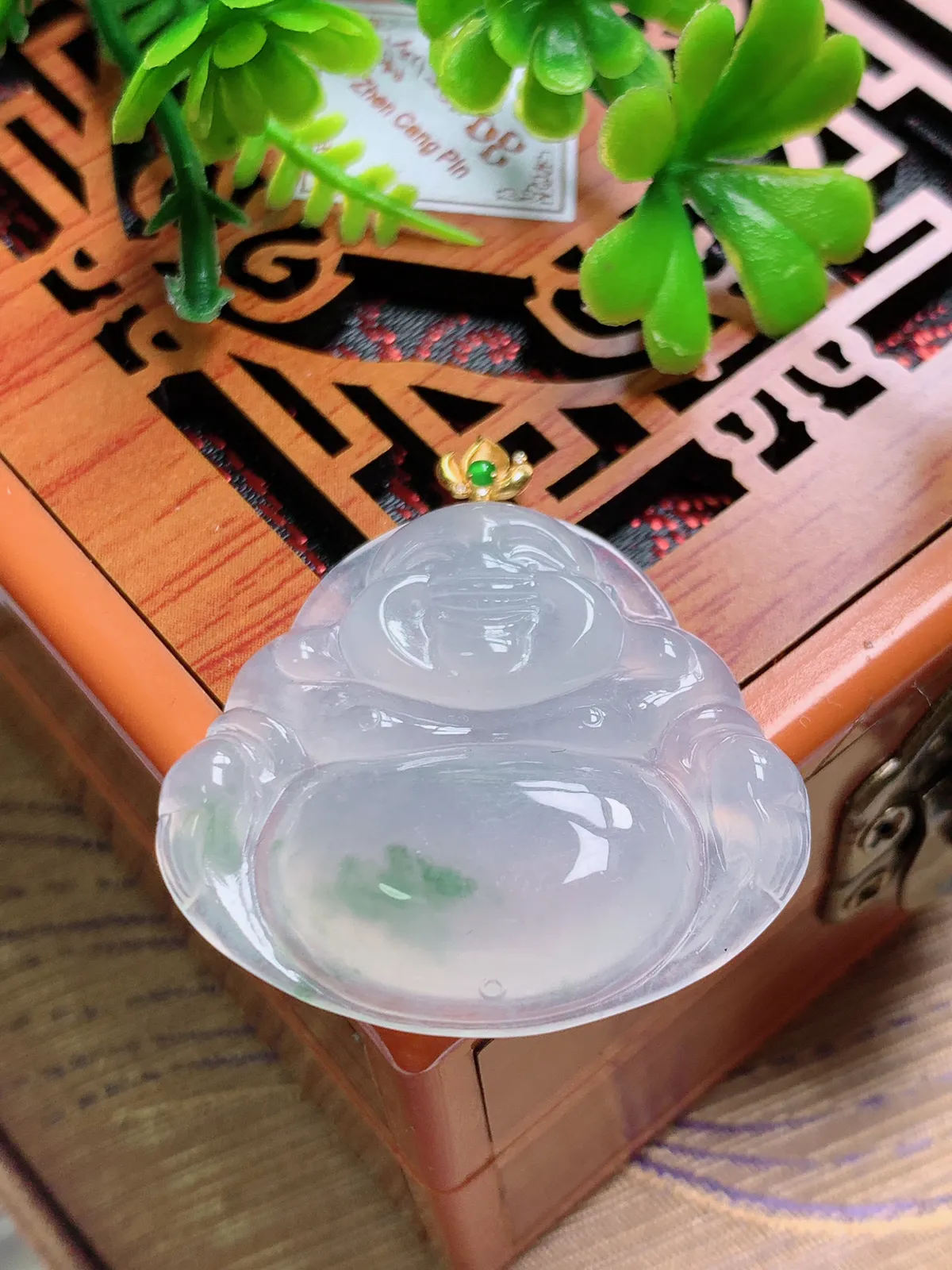 精品推荐，缅甸天然A货翡翠，18K金扣镶嵌冰种飘花佛公吊坠，种水好，颜色鲜艳，玉质水润细腻，工艺精湛