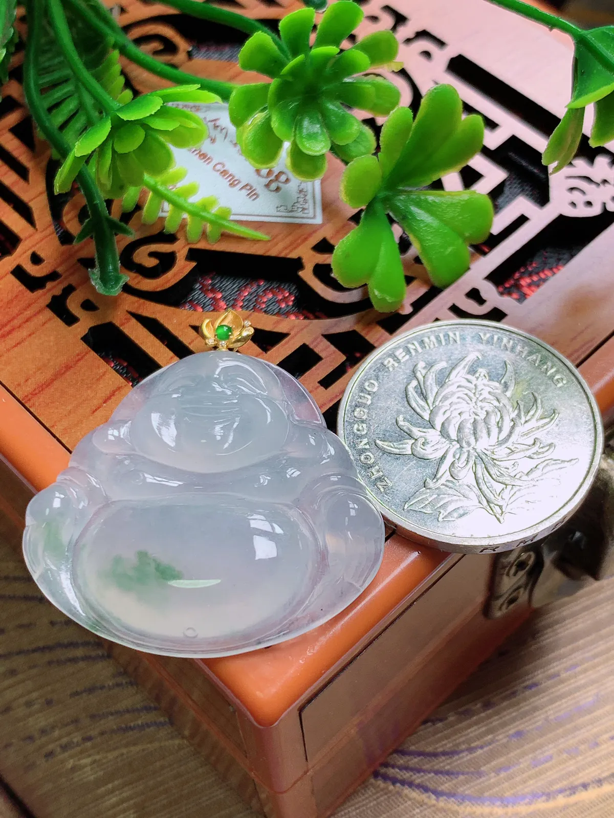 精品推荐，缅甸天然A货翡翠，18K金扣镶嵌冰种飘花佛公吊坠，种水好，颜色鲜艳，玉质水润细腻，工艺精湛，佩戴效果更佳。