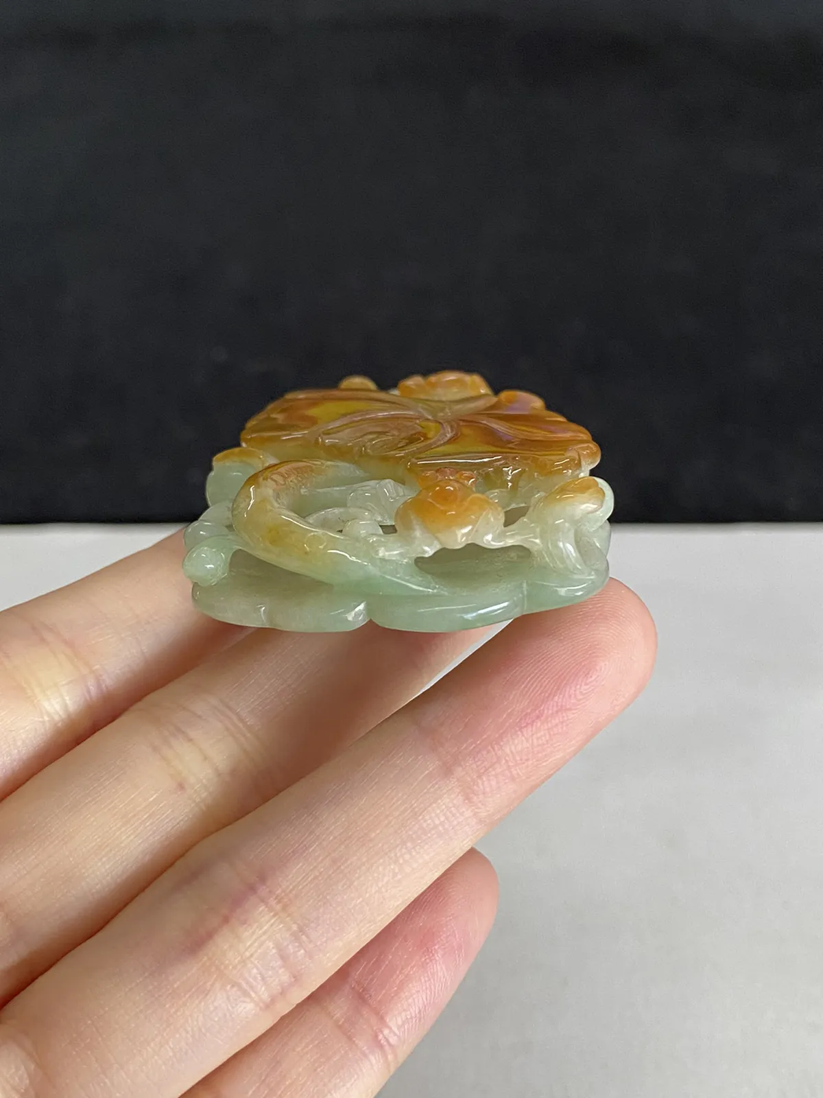 翡翠糯化种黄色吊坠