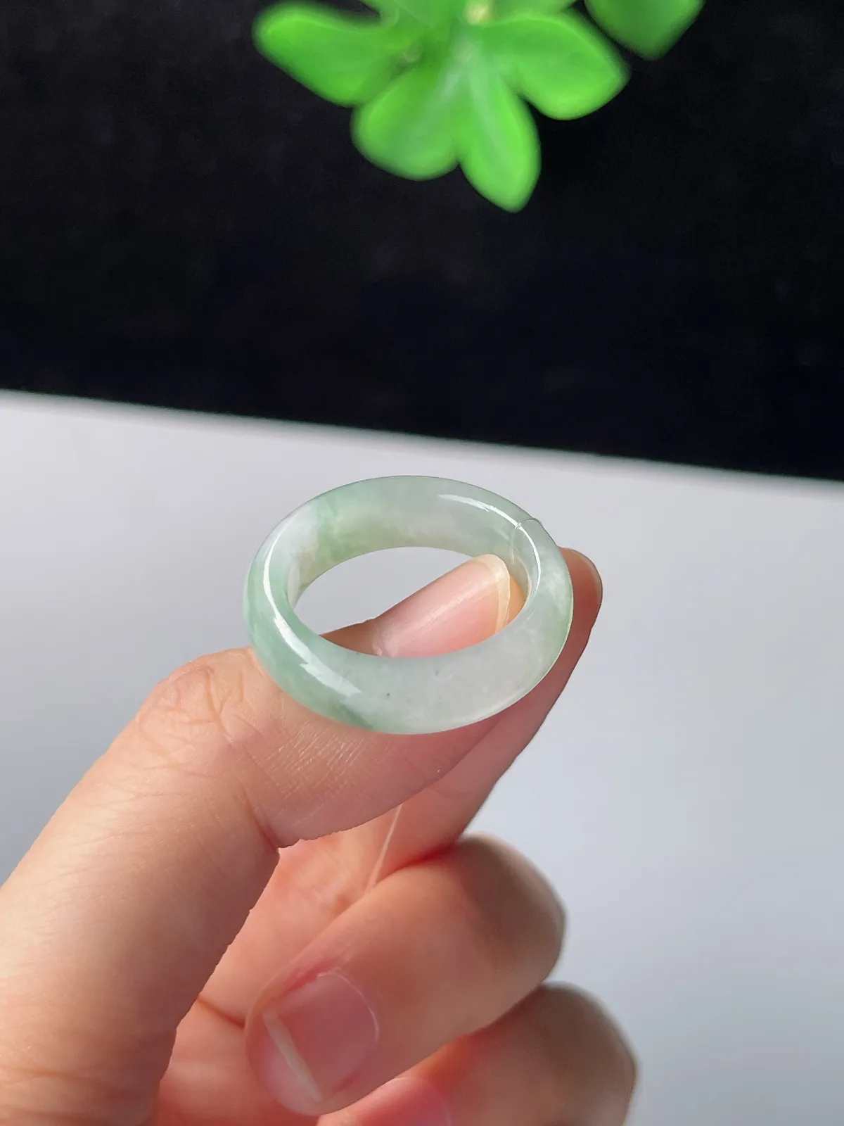 翡翠冰糯种浅绿色戒指