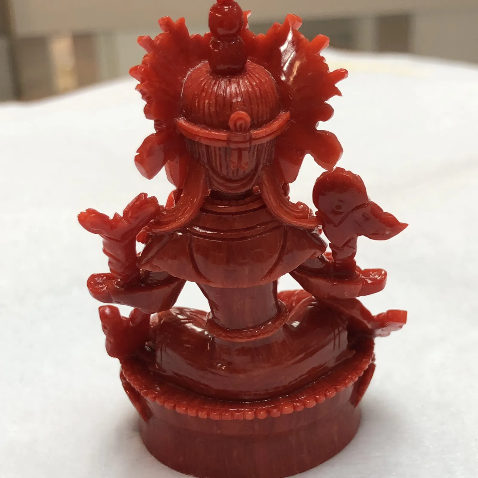 【天然红珊瑚拼接绿镀母小佛摆件】意大利产地，沙丁珊瑚料，深红颜色，釆用台湾拼接手工工艺，精雕细镂，底部有开孔可藏经文，手工工序复杂，高约85mm，宽约51mm，厚39.8mm，重量75.5克。天然美松点缀！可手持红珊瑚沙丁大枝拼接绿镀母。收藏供奉价值高！