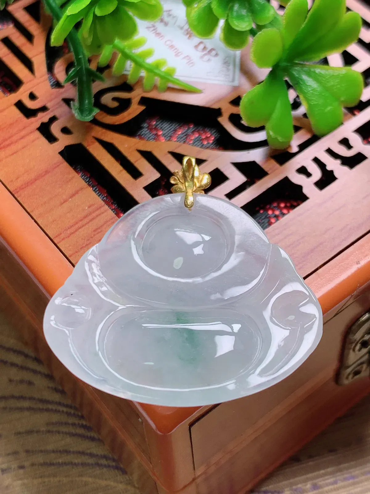 精品推荐，缅甸天然A货翡翠，18K金扣镶嵌冰种飘花佛公吊坠，种水好，颜色鲜艳，玉质水润细腻，工艺精湛，佩戴效果更佳。