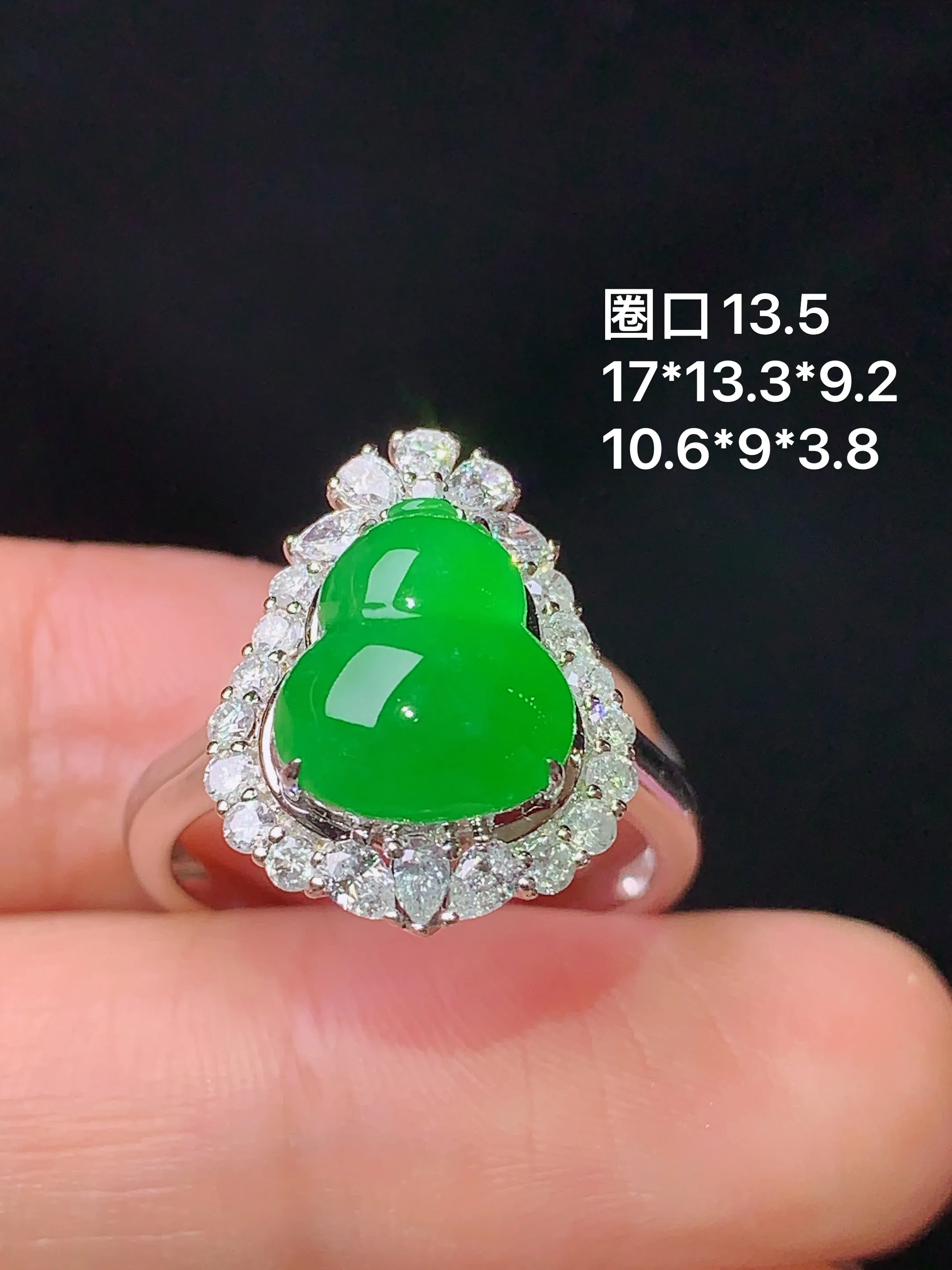 18k金钻镶嵌满绿葫芦吊坠 玉质细腻 色泽艳丽 圈13.5 整体尺寸17*13.3*9.2