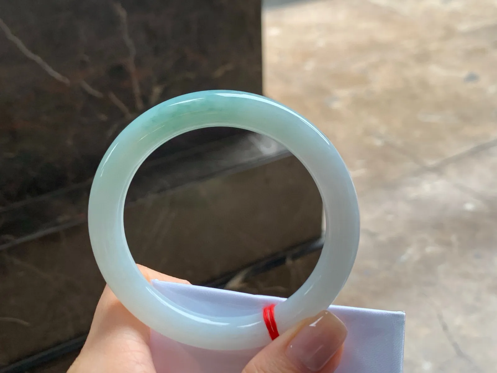 细圆条手镯
玉质细腻 55.7/9.1mm