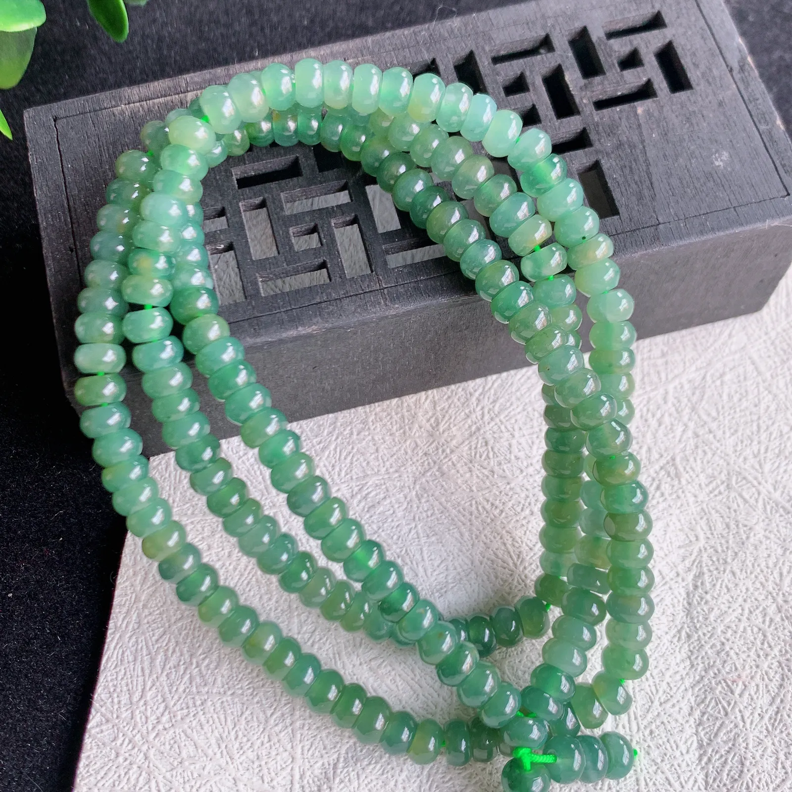 冰胶圆珠翡翠算盘珠项链，珠圆玉润，玉质细腻，佩戴效果优雅迷人！＃T628取一尺寸5.8mm