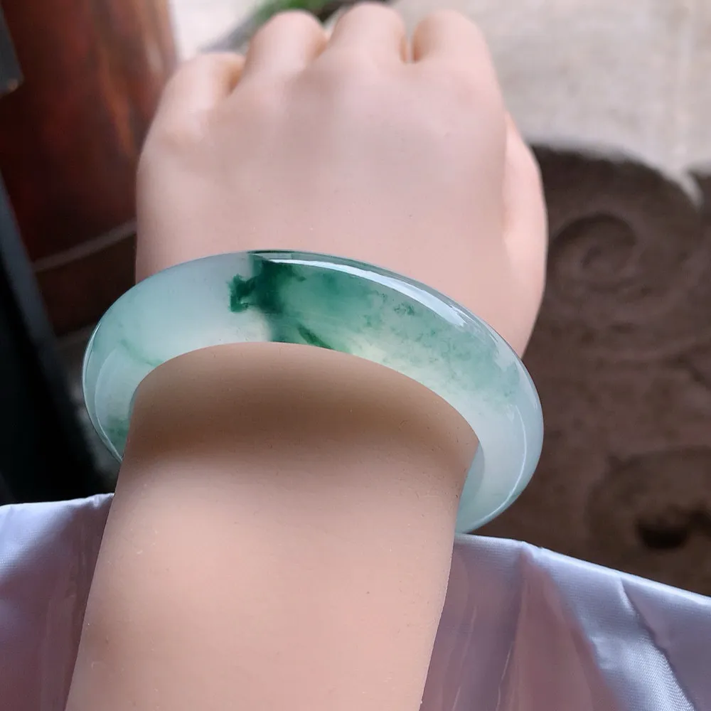 正圈冰玻飘花 无瑕 尺寸:55.7/12.9/8.8 花美 种水好️️