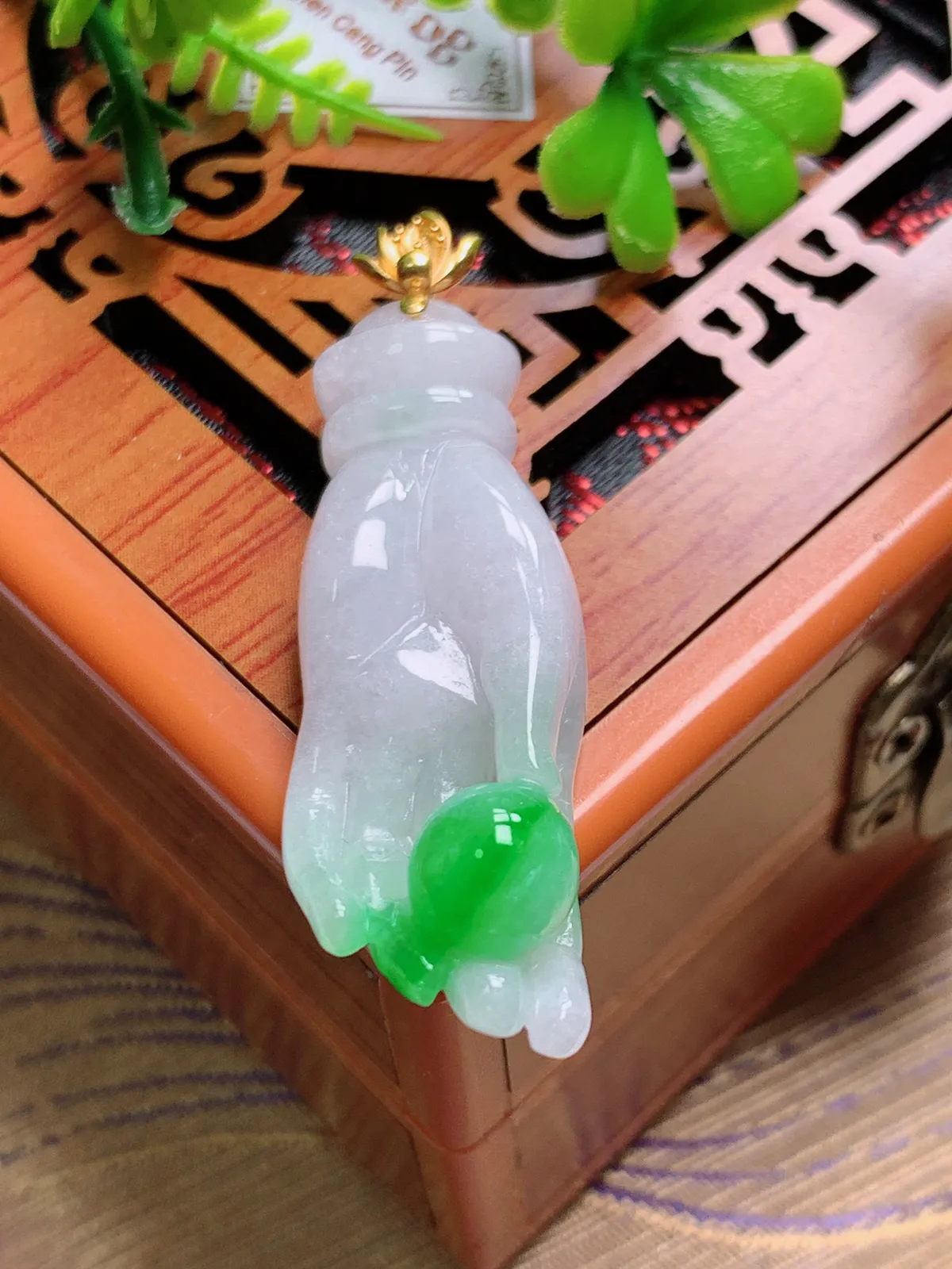 精品推荐，缅甸天然A货翡翠，18K金扣镶嵌飘阳绿掌上明珠佛手吊坠，种水好，颜色鲜艳，玉质水润细腻，工艺精湛，佩戴效果更佳。
