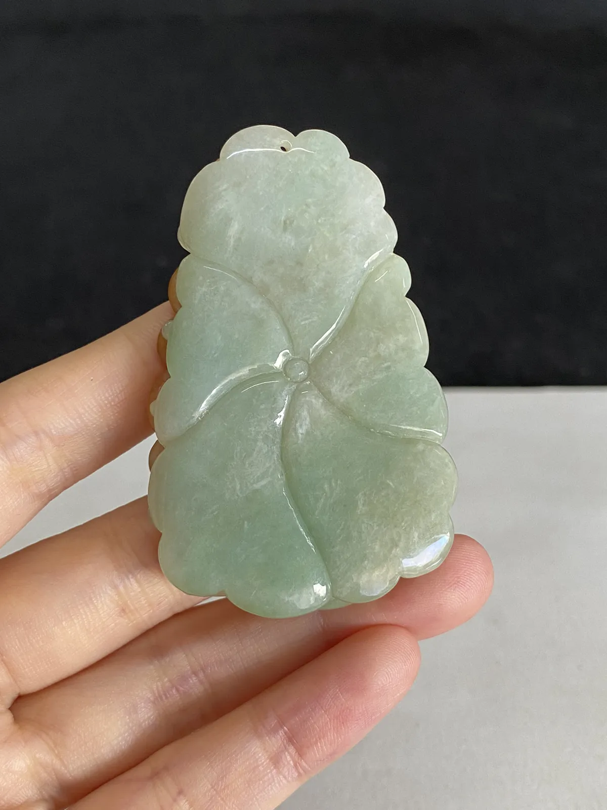 翡翠糯化种黄色吊坠