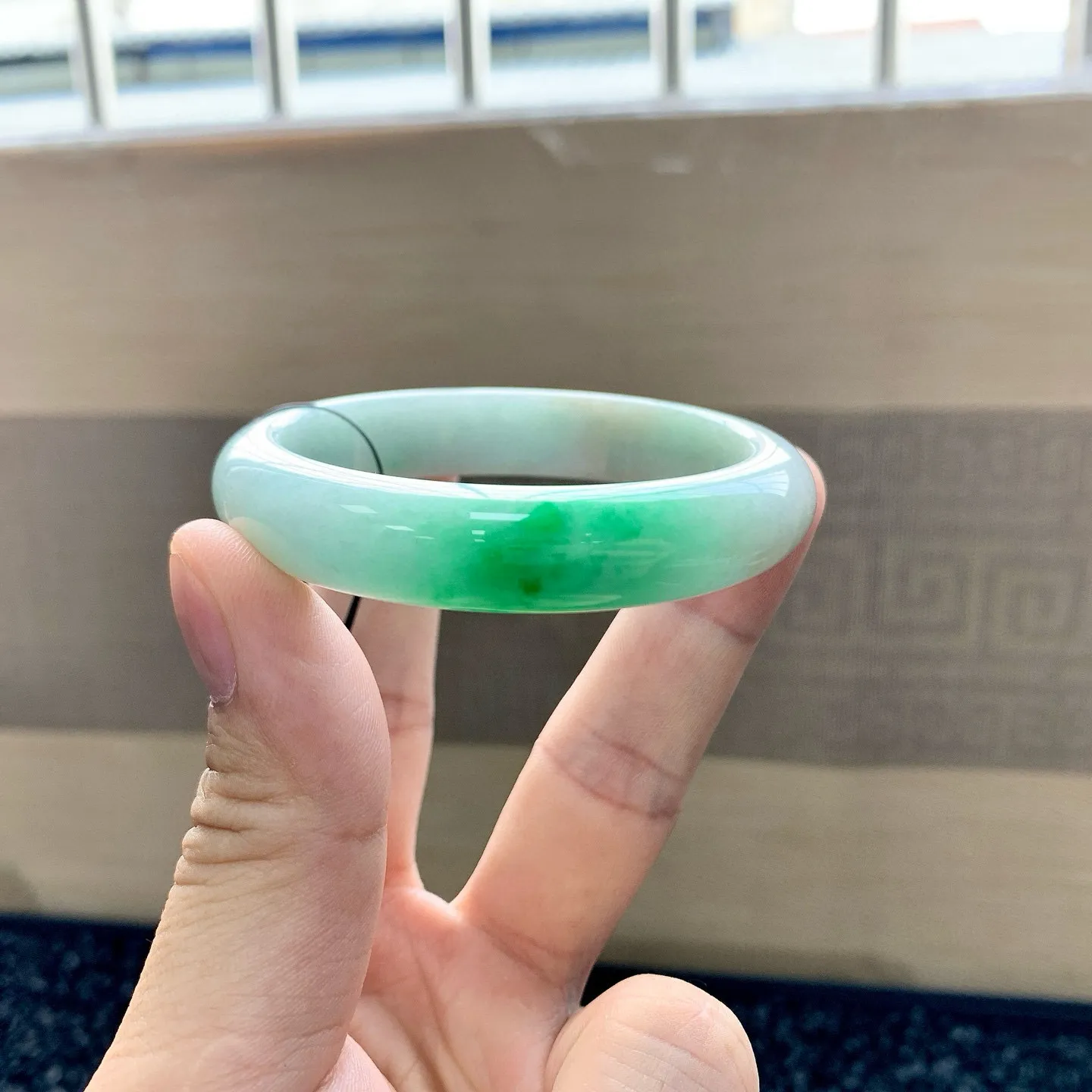 阳绿正圈手镯
尺寸：54.2-12-7.8
