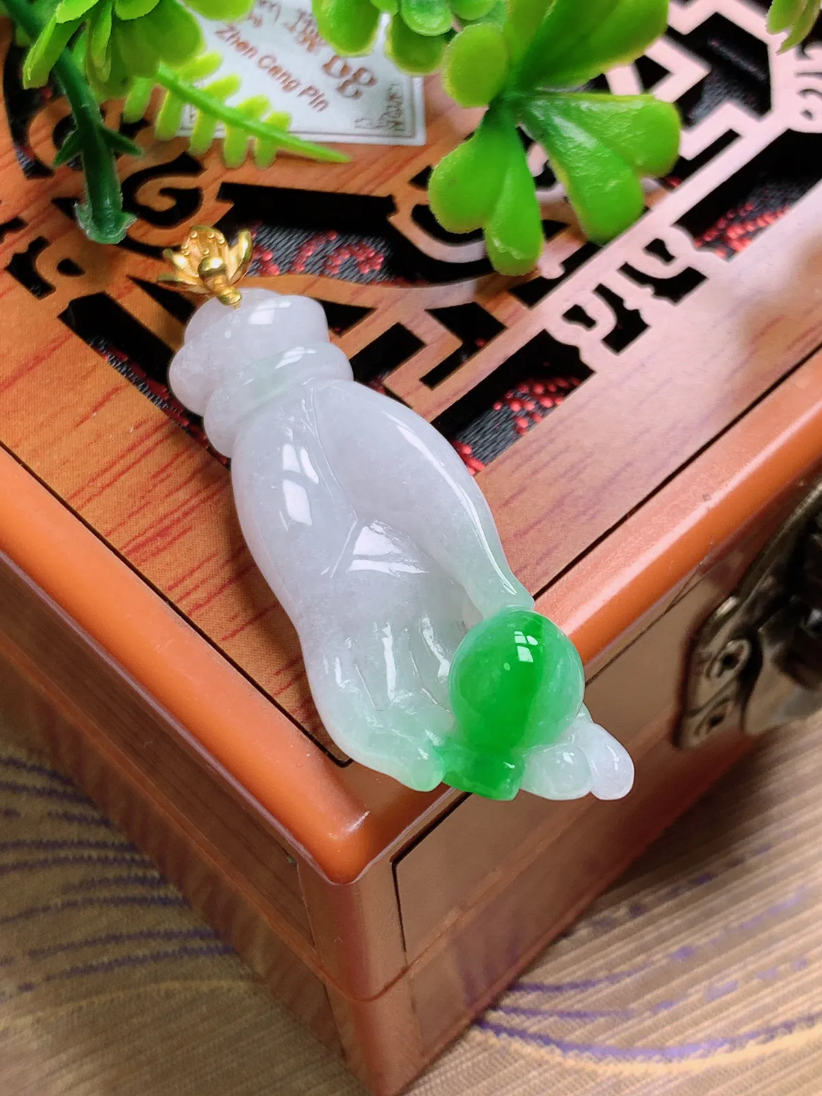 精品推荐，缅甸天然A货翡翠，18K金扣镶嵌飘阳绿掌上明珠佛手吊坠，种水好，颜色鲜艳，玉质水润细腻，工