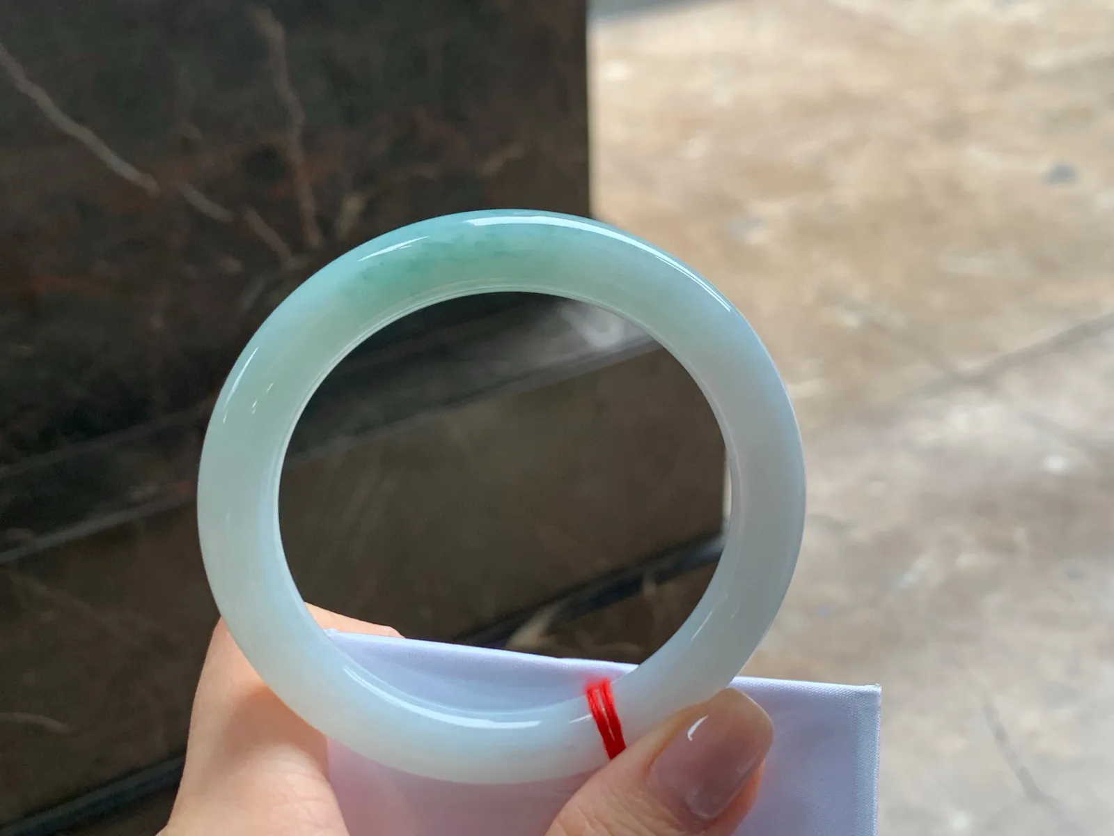 细圆条手镯
玉质细腻 55.7/9.1mm