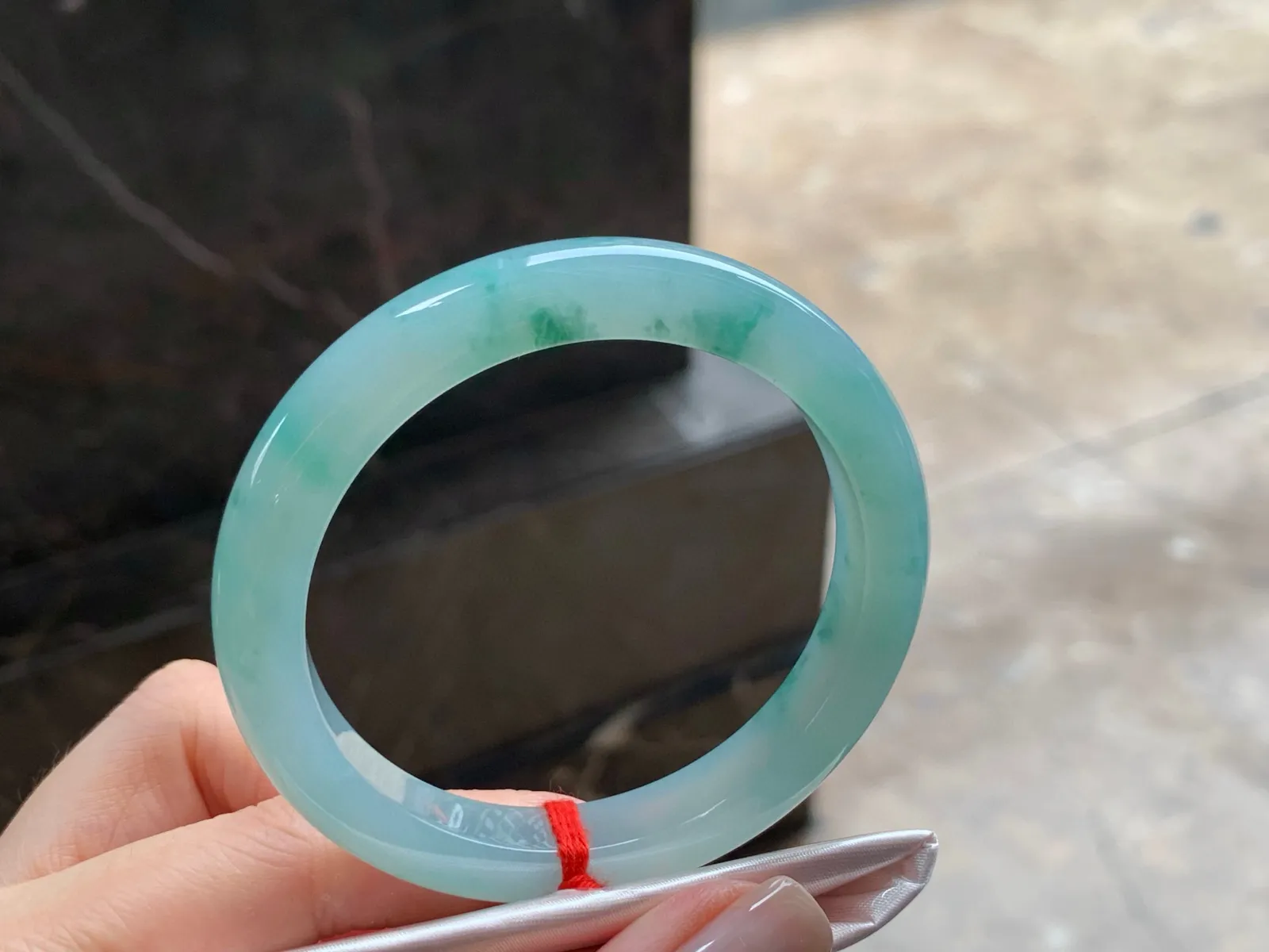 飘花手镯
水润52.3/9.2/8mm