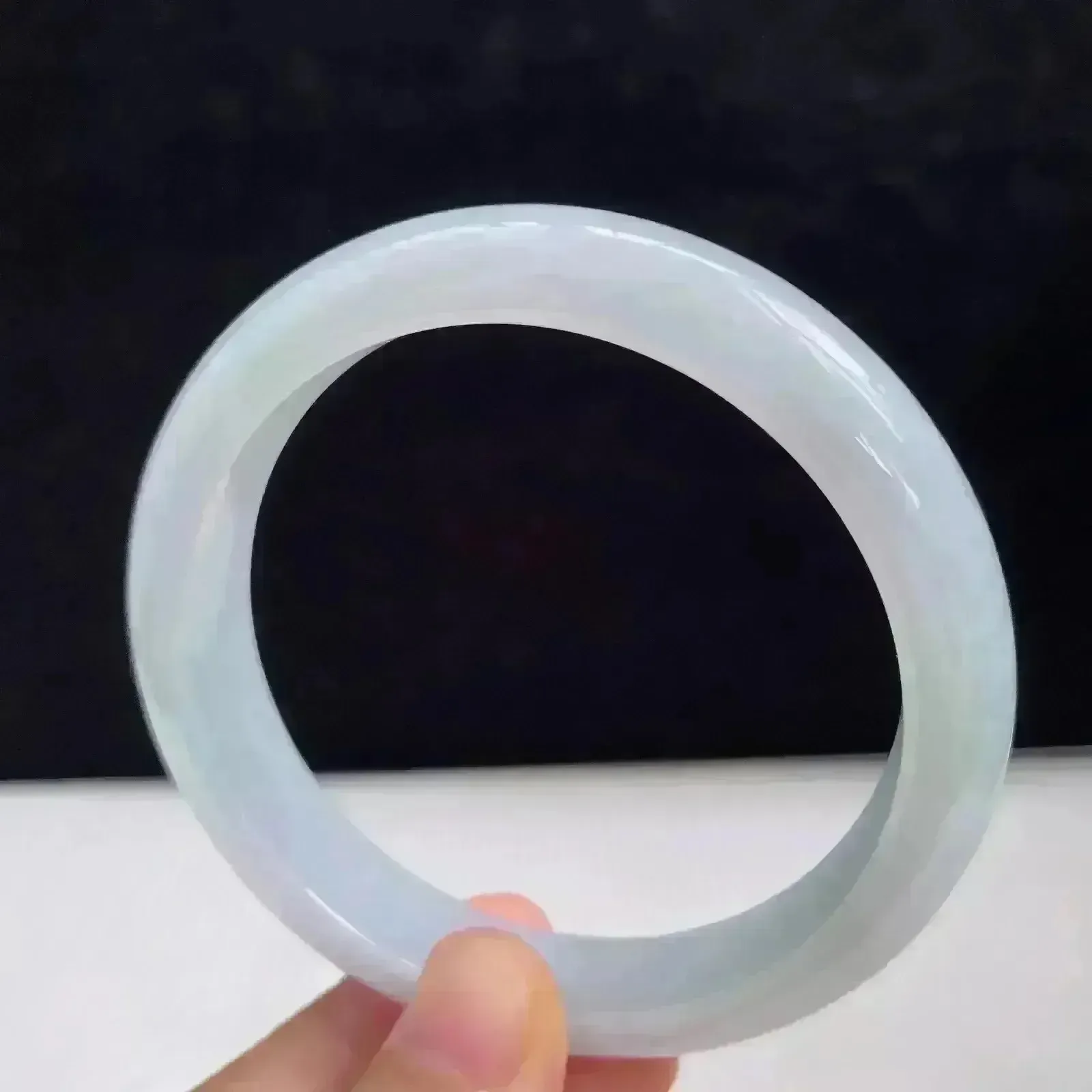 自然光拍摄天然翡翠A货春彩好种水58mm正圈手镯 51.40克