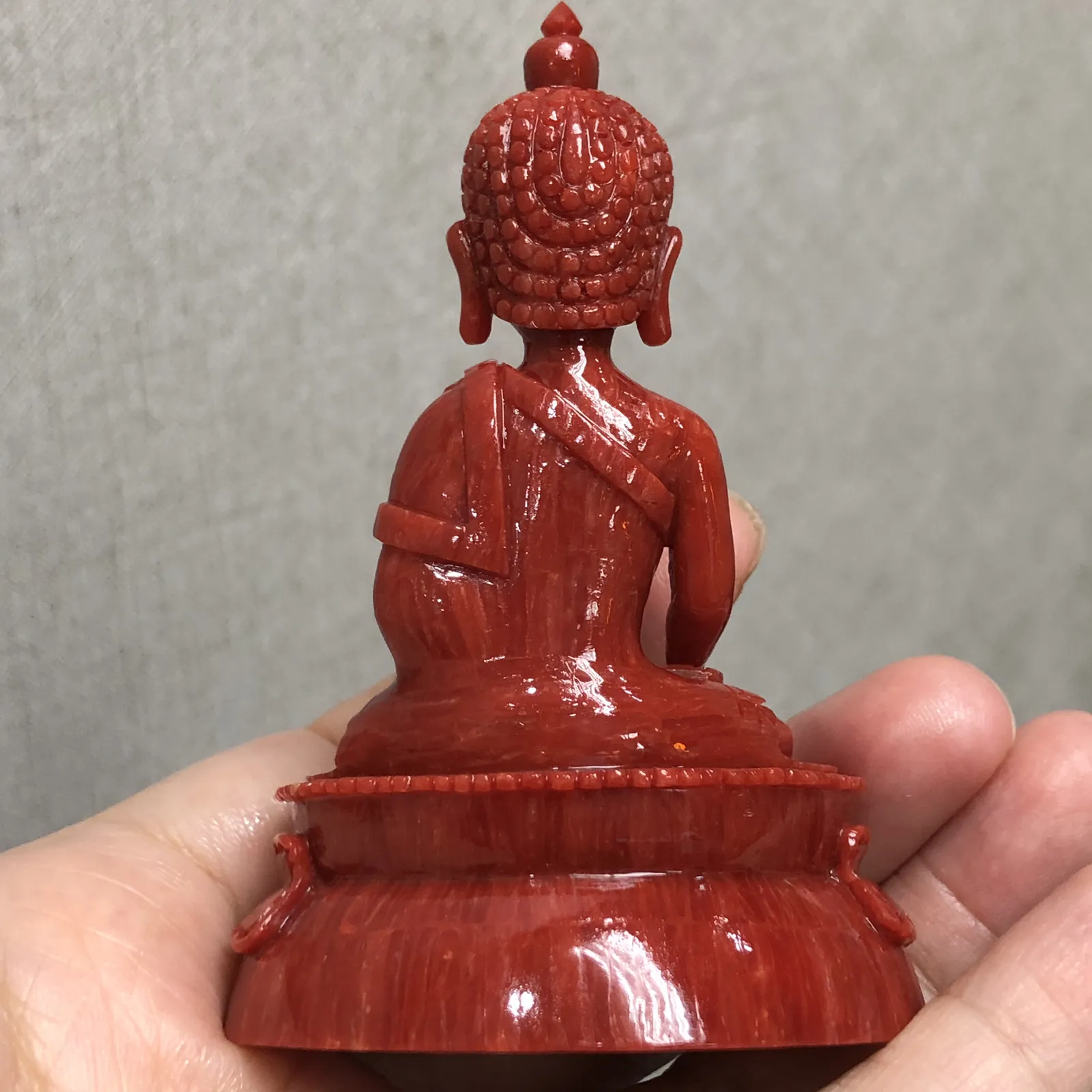 【天然红珊瑚拼接释迦牟尼小摆件】意大利产地，沙丁珊瑚料，深红颜色，釆用台湾拼接手工工艺，精雕细镂，底部有开孔可藏经文，手工工序复杂，高约79.6mm，宽约52mm，厚34.5mm，重量65.93克。可手持红珊瑚沙丁大枝拼接释迦牟尼！收藏供奉价值高！