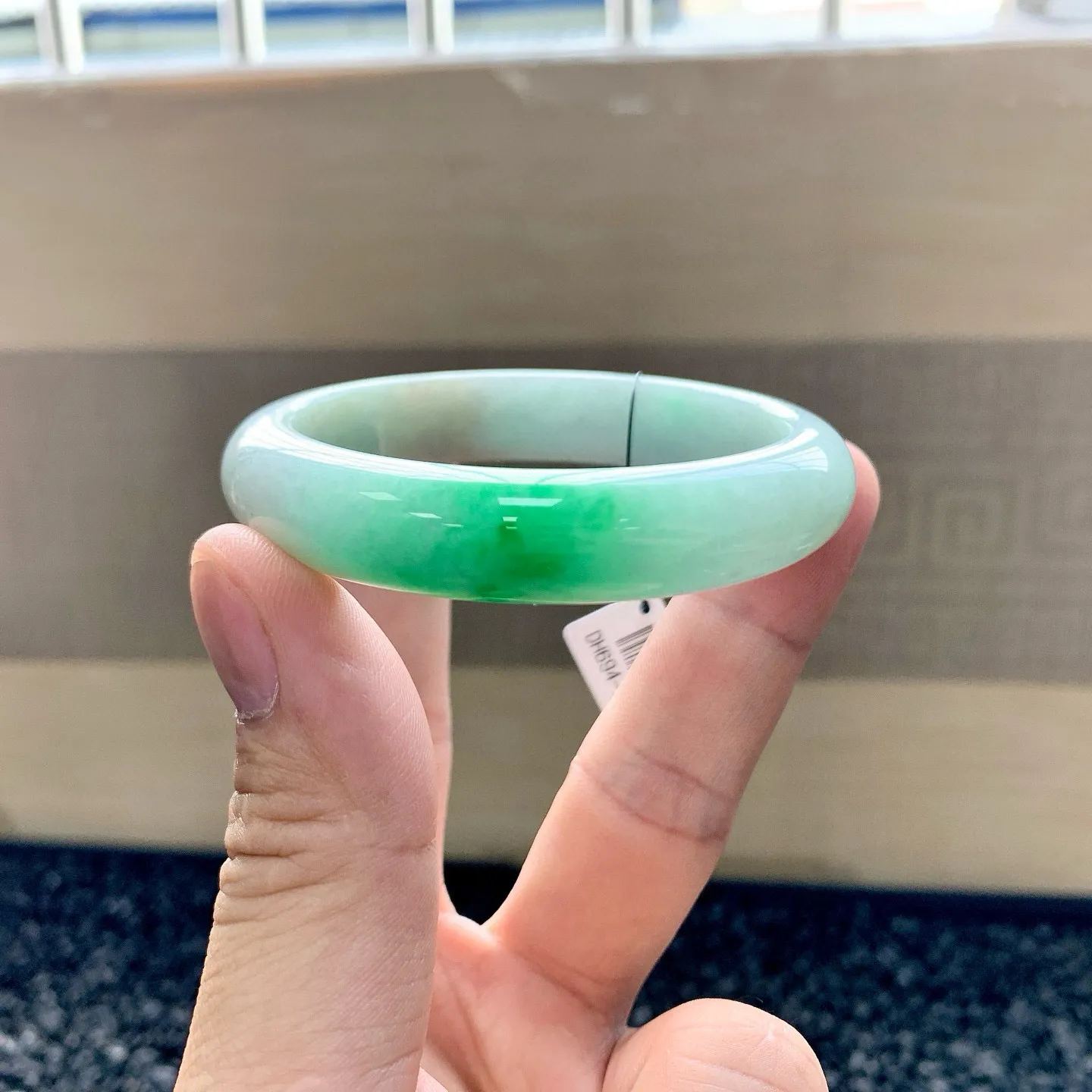 阳绿正圈手镯
尺寸：54.2-12-7.8