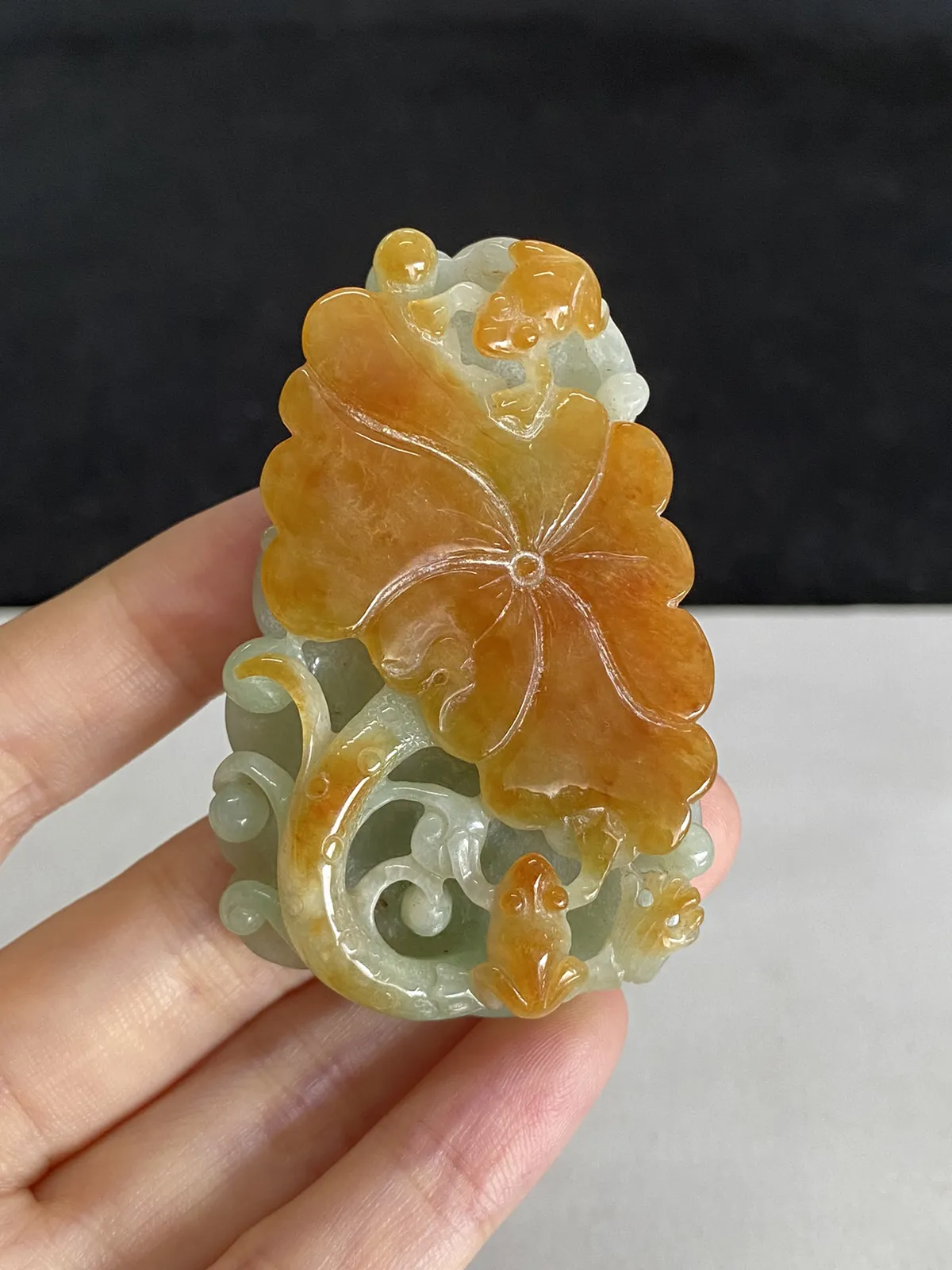 翡翠糯化种黄色吊坠