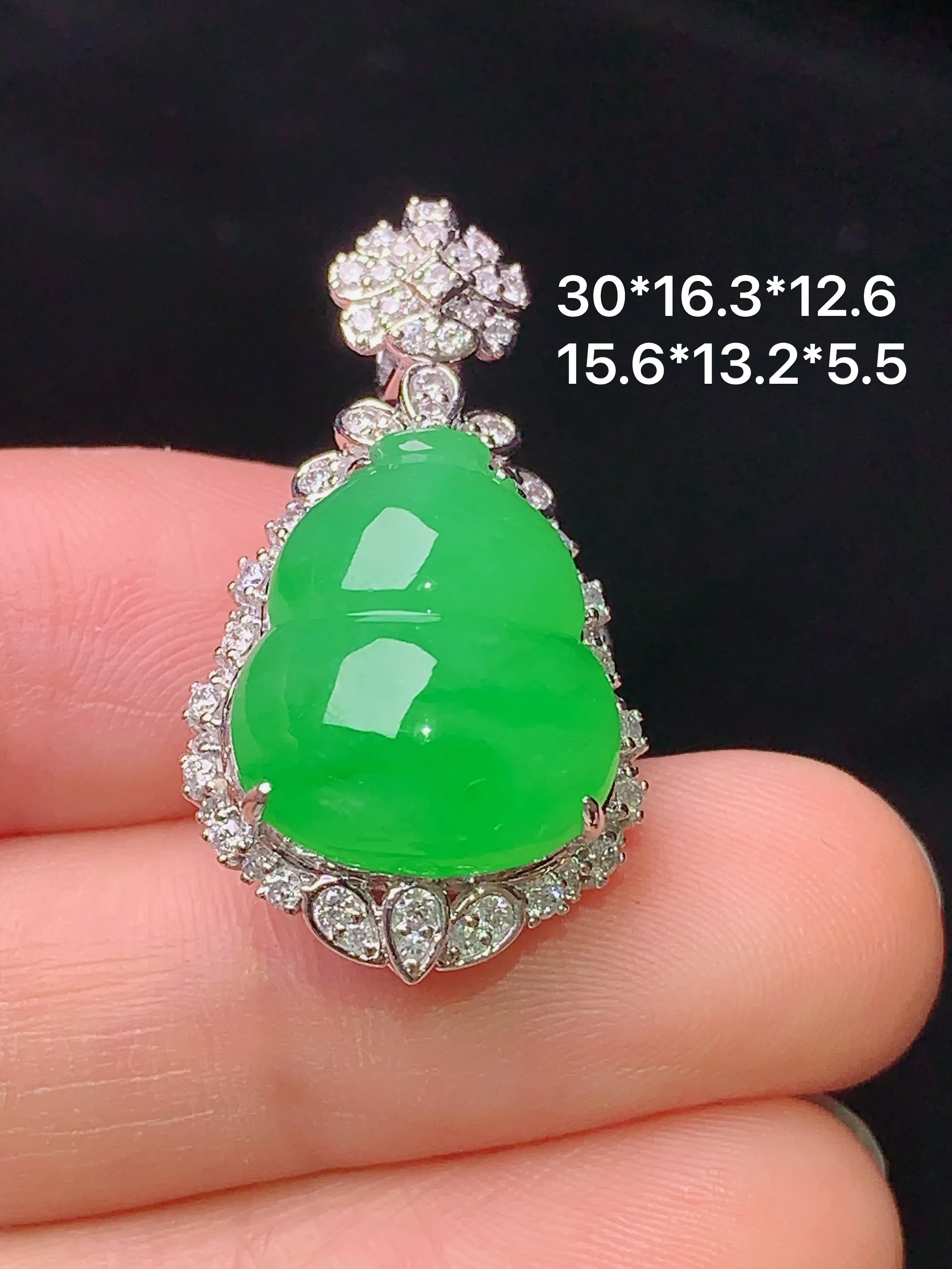 18k金钻镶嵌翠绿葫芦吊坠 玉质细腻 色泽艳丽 整体尺寸30*16.3*12.6
