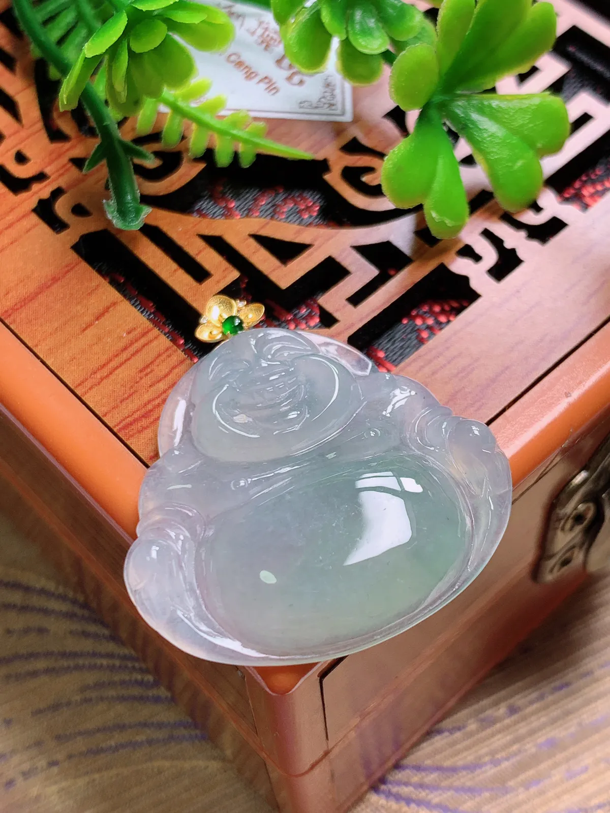 精品推荐，缅甸天然A货翡翠，18K金扣镶嵌冰种晴绿佛公吊坠，种水好，颜色鲜艳，玉质水润细腻，工艺精湛