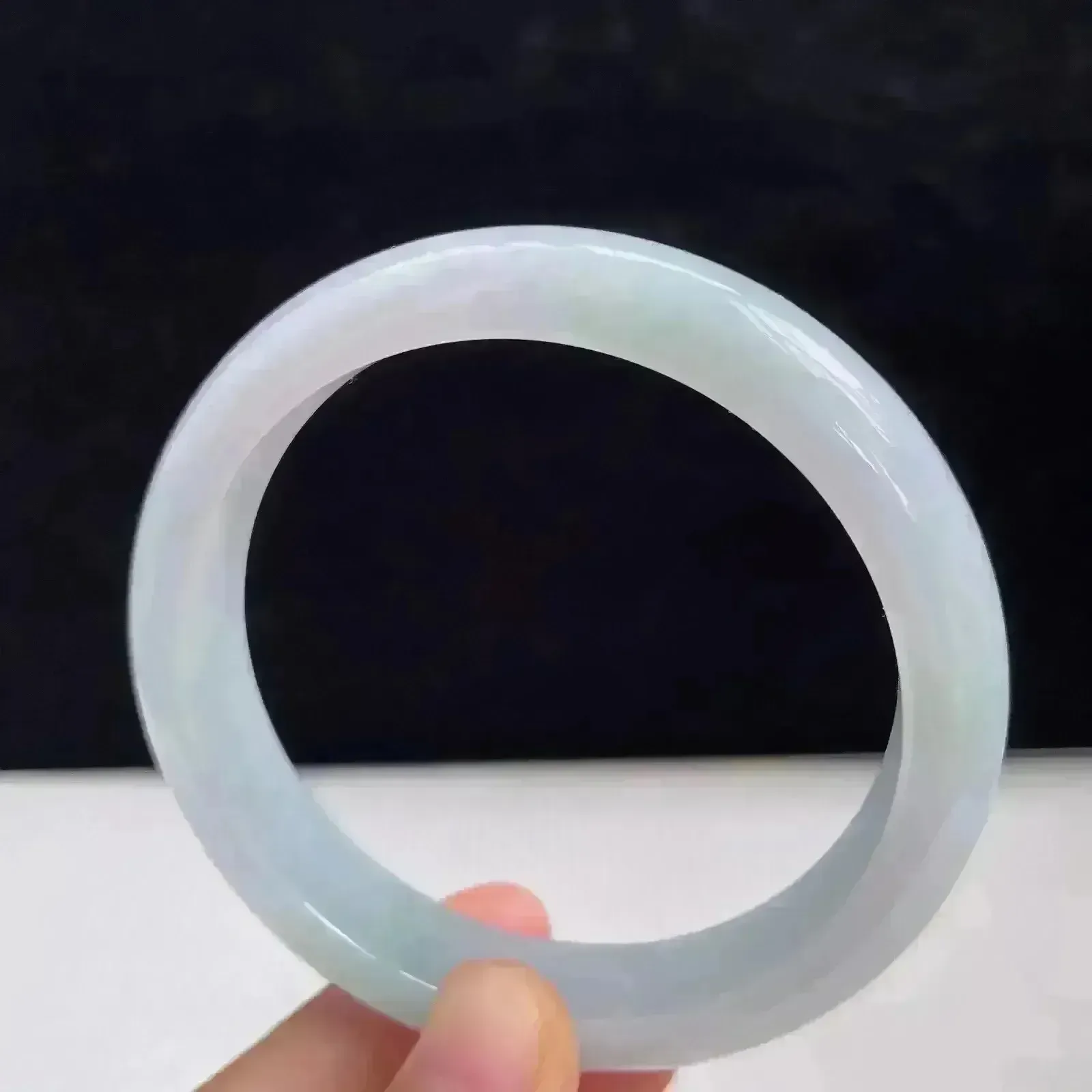 自然光拍摄天然翡翠A货春彩好种水58mm正圈手镯 51.40克