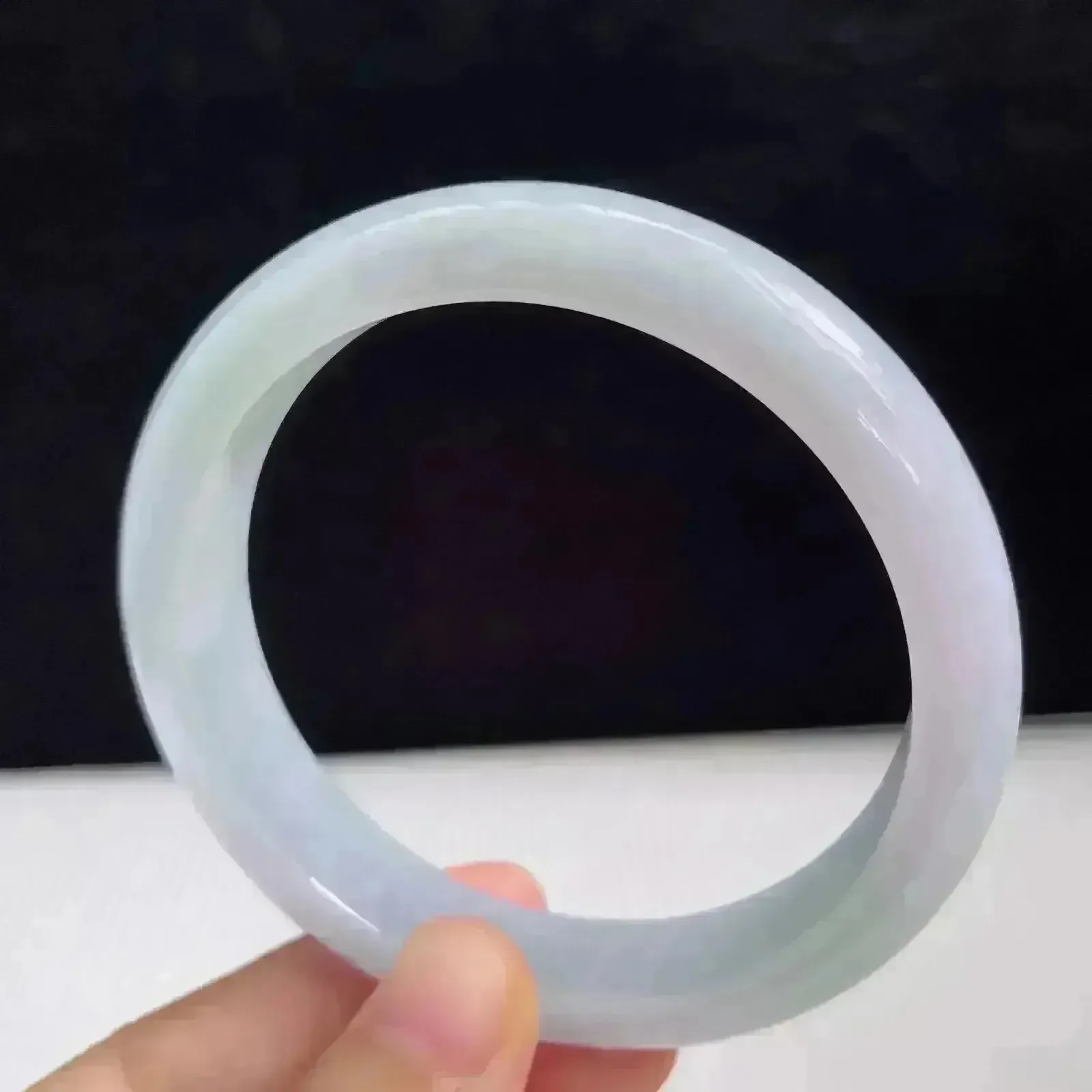 自然光拍摄天然翡翠A货春彩好种水58mm正圈手镯 51.40克