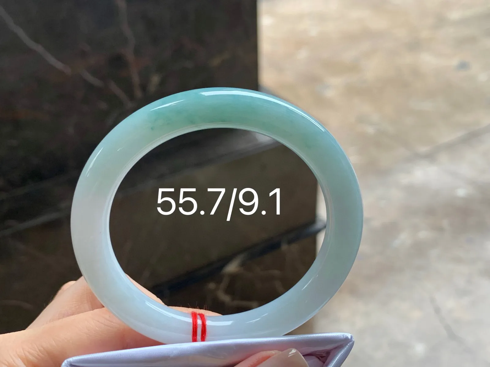 细圆条手镯
玉质细腻 55.7/9.1mm