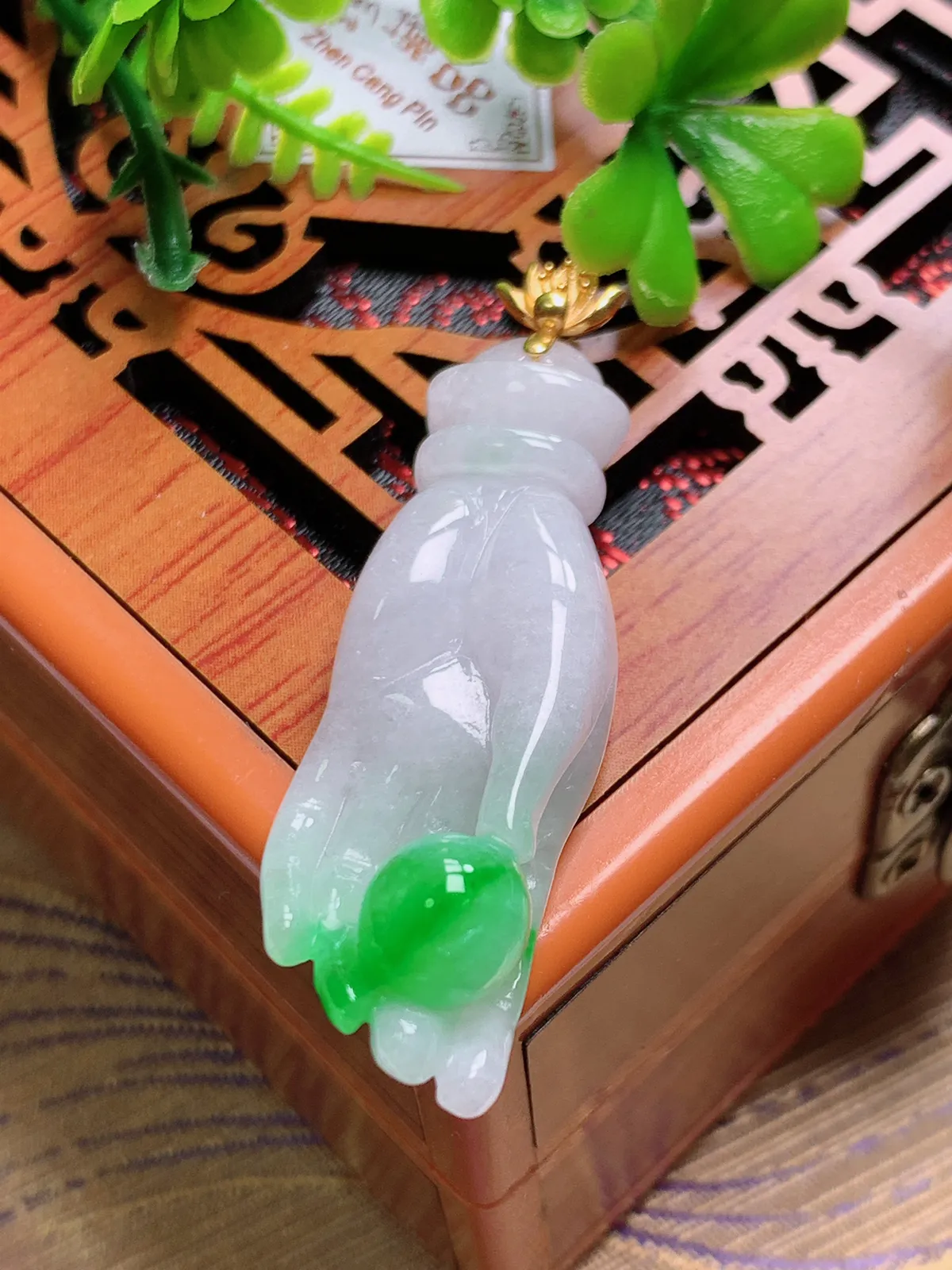 精品推荐，缅甸天然A货翡翠，18K金扣镶嵌飘阳绿掌上明珠佛手吊坠，种水好，颜色鲜艳，玉质水润细腻，工艺精湛，佩戴效果更佳。