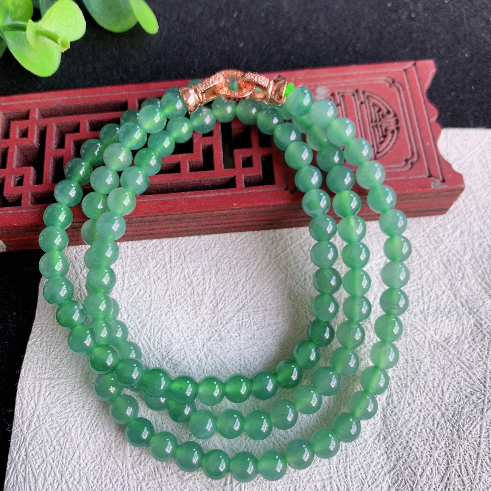 冰胶圆珠翡翠圆珠项链，珠圆玉润，玉质细腻，佩戴效果优雅迷人！＃2507000258取一尺寸5.8mm