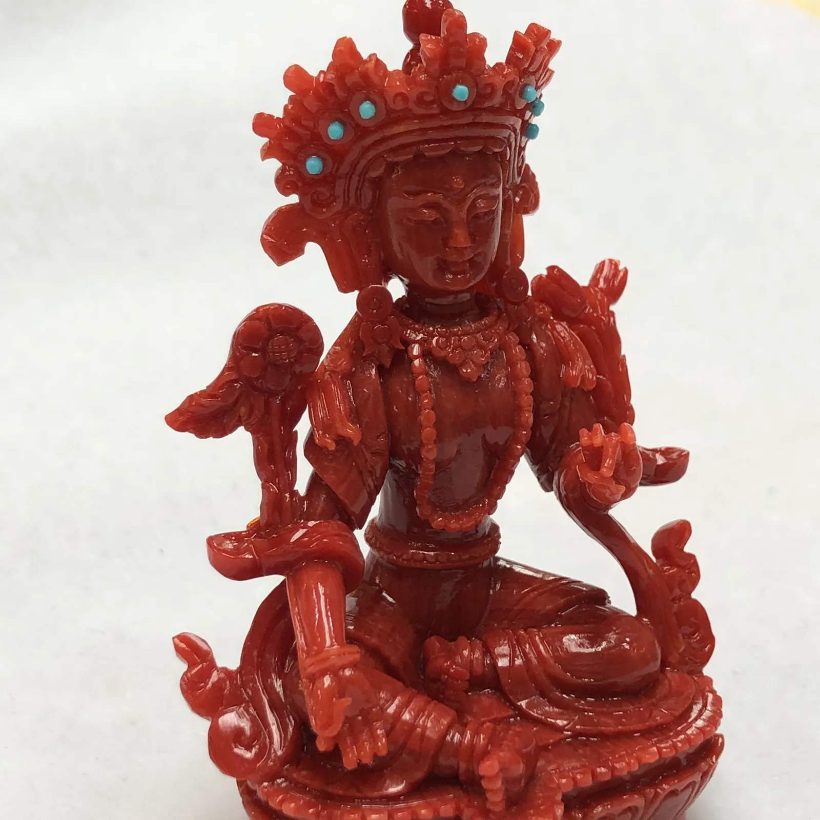 【天然红珊瑚拼接绿镀母小佛摆件】意大利产地，沙丁珊瑚料，深红颜色，釆用台湾拼接手工工艺，精雕细镂，底部有开孔可藏经文，手工工序复杂，高约85mm，宽约51mm，厚39.8mm，重量75.5克。天然美松点缀！可手持红珊瑚沙丁大枝拼接绿镀母。收藏供奉价值高！