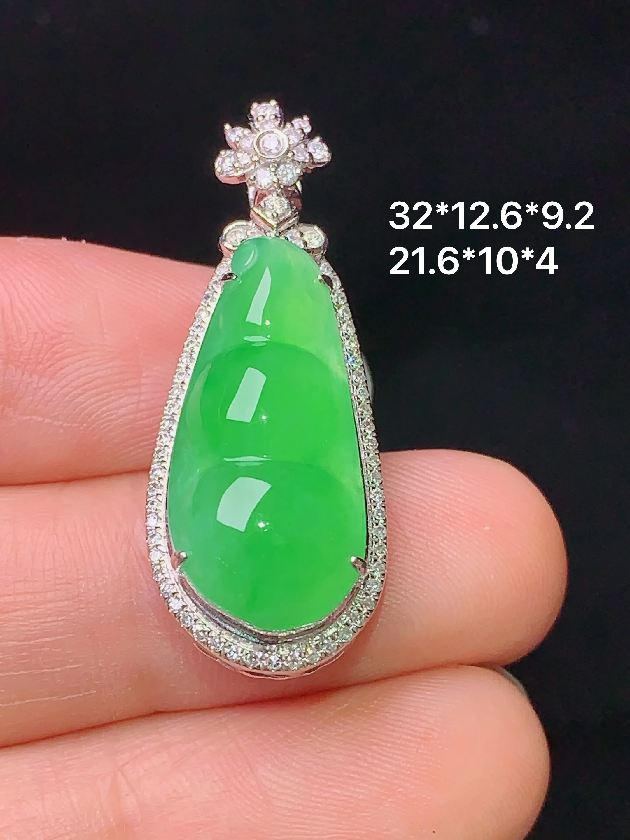 18k金钻镶嵌翠绿四季豆吊坠 玉质细腻 色泽艳丽 整体尺寸32*12.6*9.2